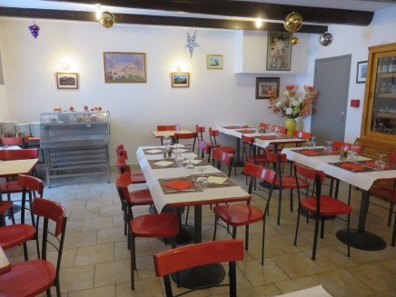 Bar, restaurant au cœur du Cézallier, situé dans la commune d’Anzat le Luguet (1125 m).

Le bâtiment abritant le bar restaurant a été entièrement rénové en 2016-2017. Le logement est non meublé. Le chauffage central est raccordé au réseau de chaleur municipal à bois déchiqueté. Le bâtiment comprend :

-	Au rez-de-chaussée : bar, restaurant et cuisine équipés partiellement de matériel professionnel. (88 m²). La salle peut accueillir environ 40 couverts, 1 terrasse, 1 parking. 
-	Au 1er étage : logement des gérants composé d’un studio avec coin cuisine et salle à manger-salon.
-	Aux 1er et 2ème étage : 5 chambres avec sanitaires, pour la location en chambres d’hôtes.

La Licence IV est fournie.

Loyer de 500€ TTC.

A 50 m, salle polyvalente pour repas de 120 personnes. 

Nombreux passages pour la restauration, et la commune abrite beaucoup de chemins de randonnée (voir site internet de la commune) et un local appelé « maison du Signal » point de départ pour des activités nordiques et autres (1300 à 1550 m d’altitude). 
Aire de camping-car, borne de recharge véhicule électrique. Station-service 24/24 h
La commune d’Anzat le Luguet, à 35 mn de l’A75, est située au cœur des montagnes du Cézallier au sein du Parc Naturel Régional des Volcans d’Auvergne, proche du Parc Animalier d’Auvergne situé à Ardes sur Couze.
En plus de la nature et des sites particuliers qui attirent les touristes, la commune et les associations organisent des animations toute l’année pour tout public (marché de pays, nuit des étoiles, nuit des églises, concerts, etc....).