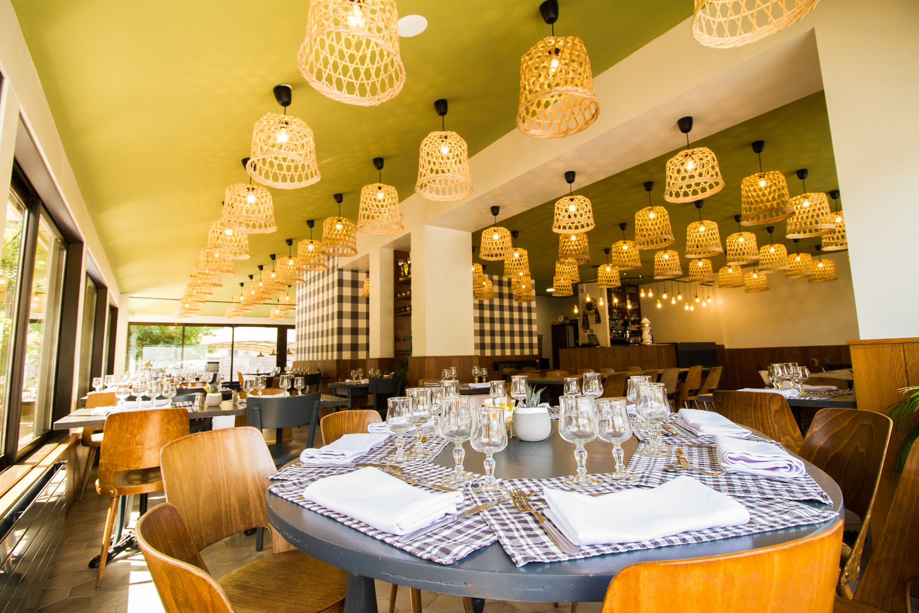 A reprendre, un restaurant-bar-traiteur à Langogne (Lozère), ville limitrophe avec l’Ardèche et la Haute Loire. Ville de 3000 habitants et bassin de vie de 10 000 personnes. L’établissement dispose de la licence IV. Salle de restaurant de 95 m2 pouvant accueillir jusqu’à 100 personnes, avec une terrasse extérieure pour une quarantaine de couverts de plus en belle saison. Les cuisines font 25 m2, et un sous-sol permet de stocker la marchandise. L’ensemble a entièrement été refait à neuf en 2017, isolation comprise. Les locaux sont en excellents états et très fonctionnels. L’établissement dispose d’un parking privé de 10 places et d’un boulodrome. Pas de CDI. Clientèle fidèle. Aucuns travaux à prévoir.  
Vente du fonds de commerce : 160 000 € - Location des murs : 1200€.