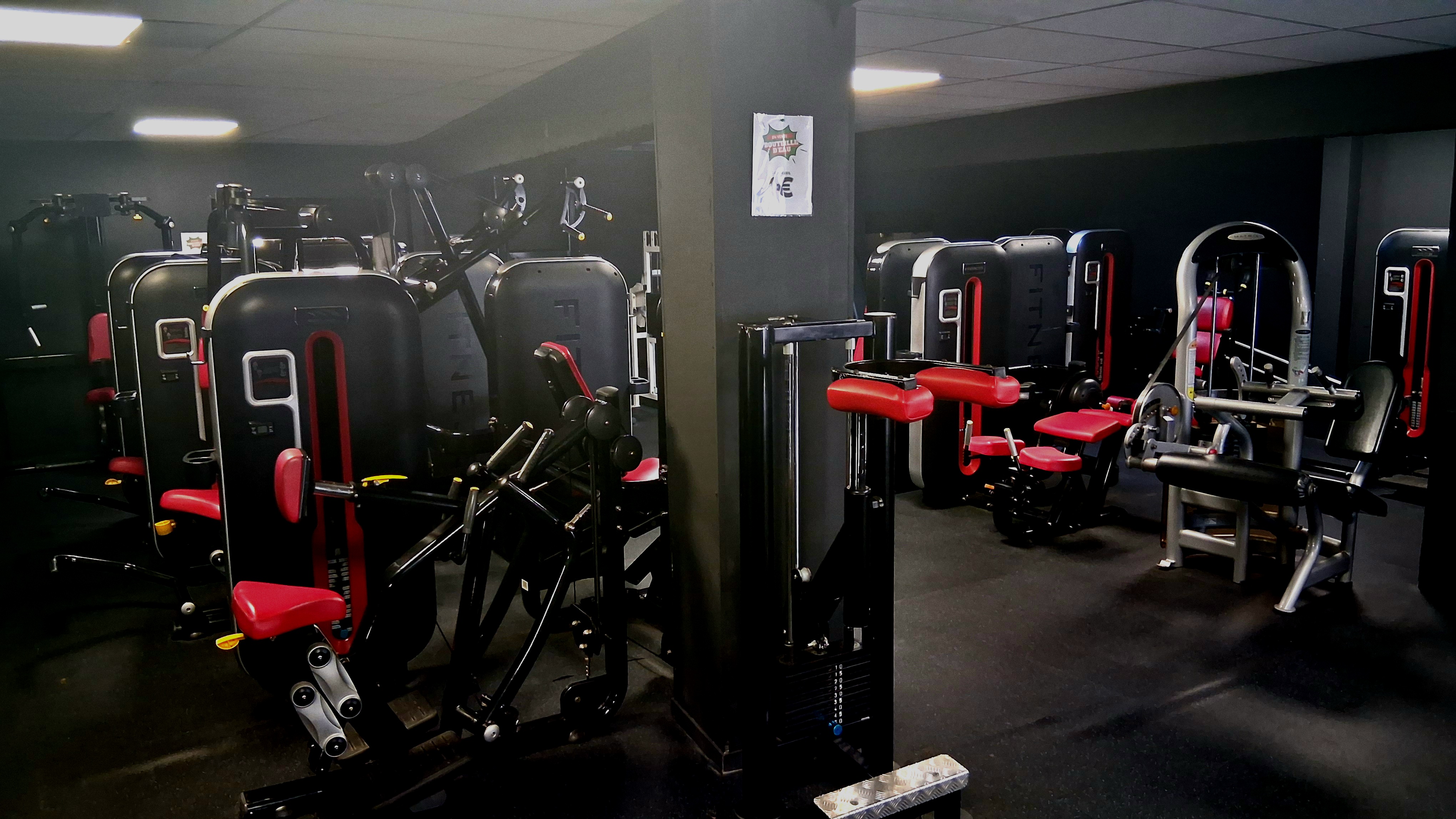 SARL exploitant une salle de sport indépendante, implantée sur un secteur attractif et bénéficiant d’une bonne notoriété locale. L’activité est en place depuis plusieurs années -2015- et repose sur une base solide de 300 adhérents actifs, garantissant un chiffre d’affaires récurrent.
La salle dispose d’une surface totale d’environ 1 000 m², offrant de grands espaces dédiés à la musculation, au cardio-training, à la boxe et aux activités fitness. Le matériel est complet et régulièrement entretenu, permettant une reprise immédiate de l’exploitation sans investissement majeur.
Un appartement de fonction de 80m² est inclus, constituant un atout important pour l’exploitant (logement sur place ou réduction des charges personnelles).
La société présente une structure saine avec une organisation fonctionnelle. Elle offre un fort potentiel de développement, notamment par l’augmentation du nombre d’adhérents, le développement du coaching personnalisé, des cours collectifs ou de partenariats avec des entreprises locales. Elle est constituée d’un seul salarié -le gérant- et elle dispose d’aucune dette et aucun leasing. 
Cession de 100 % des parts sociales de la SARL, idéale pour un professionnel du secteur ou un repreneur souhaitant exploiter une salle de sport clé en main.
Dossier détaillé communiqué après prise de contact sérieuse et engagement de confidentialité.