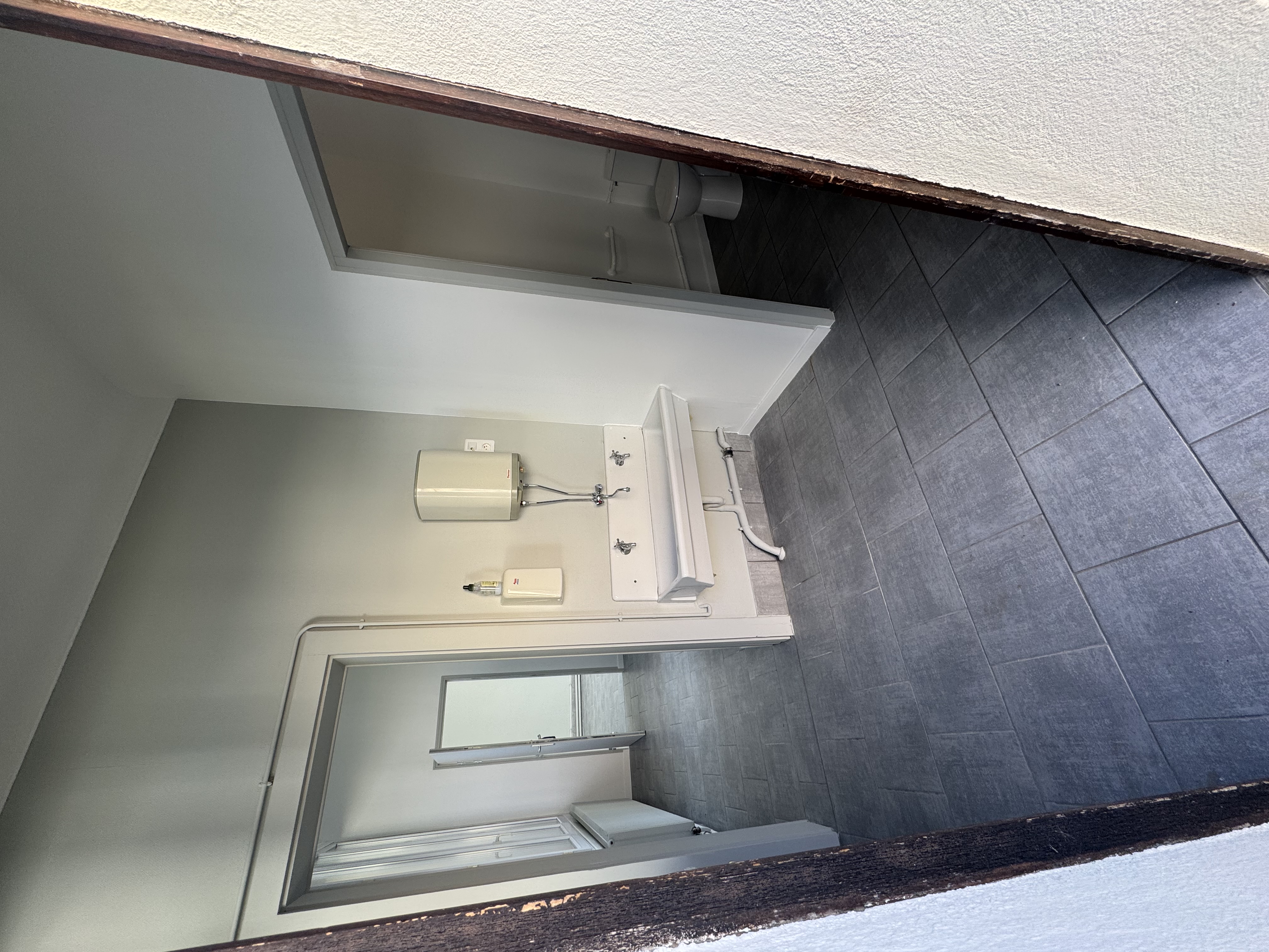 Local à vocation médical.
Commune de 1200 habitants, Nous sommes situé à 10 minutes d'Epinal et 30 minutes de Nancy.
Nous avons une gare et des transports en commun.
Nous mettons à la location un local à vocation médical ou Paramédical. Nous recherchons un/e médecin ou un/e infirmière ou un/e orthophoniste.............
Ce local est constitué de 2 pièces ( 1 salle de consultation et une salle d'attente pourquoi pas) ainsi qu'un toilette équipé PMR. Ce local est baigné de lumière
Ce local se situe en plein centre du village à l'entrée d'une école primaire ( 100 enfants)
Nous sommes prêt à offrir la première année de location si un engagement de plusieurs années peut être conclu.
Par la suite le loyer est de 500€ chauffage et électricité compris. Seulement à votre charge l'abonnement téléphonique et internet.
Nous sommes joignable à votre convenance