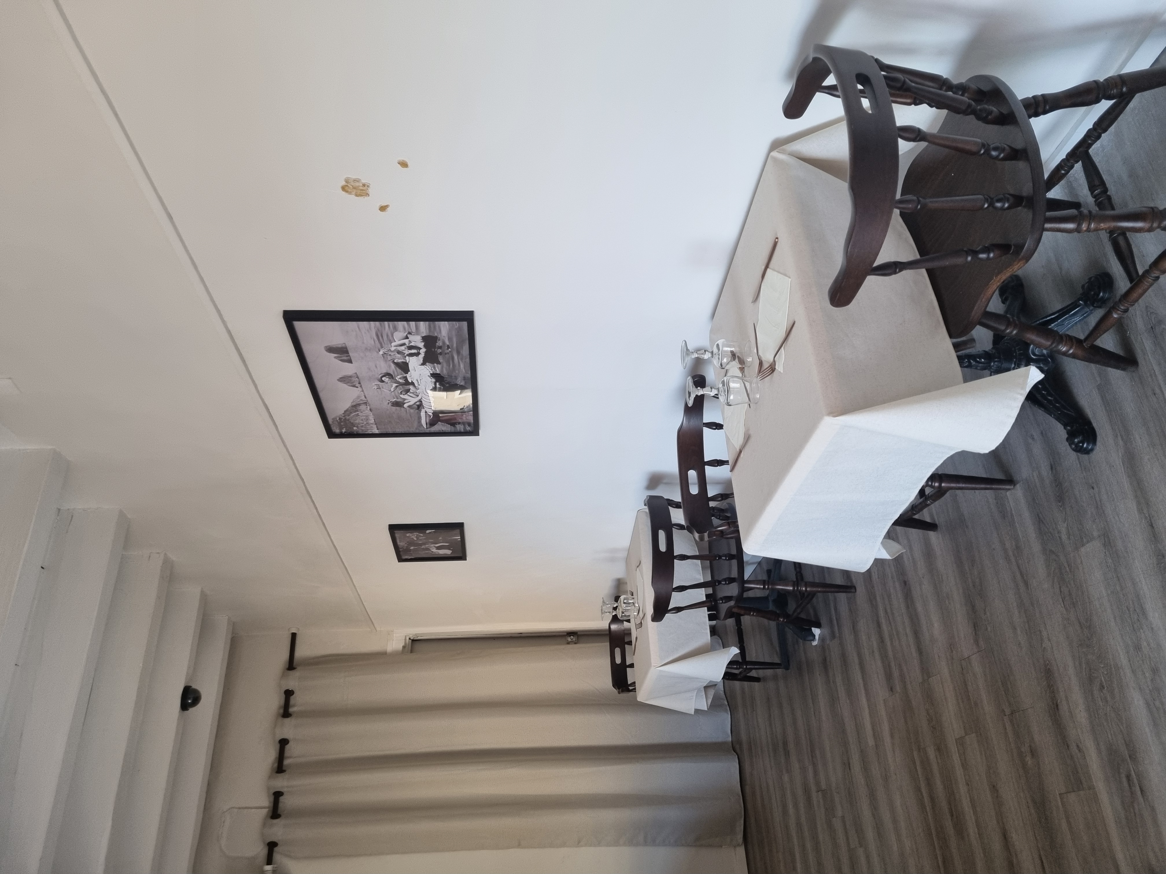 Bonjour 

Je vend mon fond de commerce 
Qui comprends un bar ,épicerie et restaurant pour 50000 euros .
Licence 4
Ainsi que les murs avec un appartement 200000 euros.

Total m2 de l'établissement 485 m2 
Avec cours et garage. 

Je souhaiterai vendre la totalité