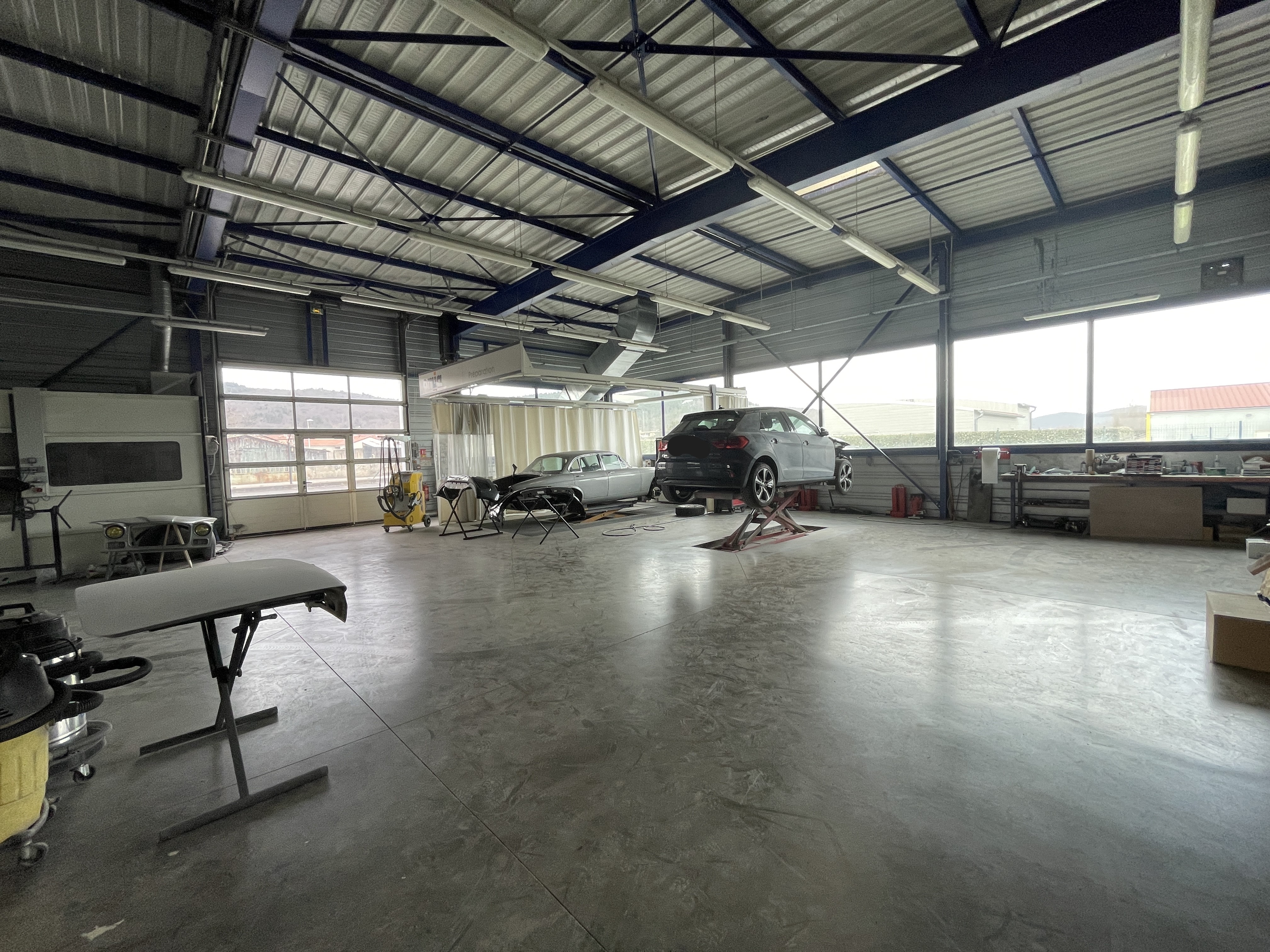 Garage à reprendre

DESCRIPTION TECHNIQUE

Garage automobile PEUGEOT emplacement Premium.
Opportunité unique pour professionnels de l'automobile !
Situé sur un axe stratégique à l'entrée de Langeac, en plein cœur d'une zone commerciale dynamique, ce garage bénéficie d'une visibilité exceptionnelle et d'un fort passage.
Caractéristiques du bien :
- Superficie totale : 750m² sur un terrain de 2637 m² parfaitement agencé .
- Showroom Peugeot de 100 m² construit selon les normes de la marque .
- Bureaux d'environ 25 m² fonctionnels et lumineux .
- Atelier mécanique 340 m² composé de 3 ponts 2 colonnes, 1 pont ciseaux,1 pont roulant et une aire de vidange minute .
- Atelier carrosserie 290 m² composé d'une zone de ponçage avec pont ciseaux pneumatique avec extracteur, laboratoire et cabine de peinture OMIA LUXIA 700, plus une table de redressage.
- Zone pneumatique avec mezzanine (25 m²).
- Equipement complémentaire : Bornes électriques intérieur et extérieur du bâtiment, vestiaires, douches et WC
Composée d'une équipe chevronnée et autonome, 2 mécaniciens TDA, 2 carrossiers et une secrétaire à mi-temps .
Points forts :
* Emplacement stratégique avec forte visibilité
* Garage aux normes Peugeot avec un agencement optimal
* Matériel complet et prêt à l'emploi
* Idéal pour réparateur agréé ou garage indépendant souhaitant s'implanter dans une zone attractive
* Chauffage et cabine de peinture au gaz de ville.

Le garage réalise un chiffre d’affaires annuel de 813 500 € avec un résultat de 36 640 €, et possèdent des comptes très sains. 
Prix de vente : 1 250 000 € 

TERRITOIRE

Ce garage est située au sein de la Communauté de communes des rives du Haut-Allier (CCRHA), dans le département de la Haute-Loire, récemment élu département préféré des français au plan de l’attractivité touristique. Le territoire de la CCRHA compte 16 000 habitants et est sillonné du nord au sud par la rivière Allier. Le paysage aux multiples nuances de vert et de bleu alterne gorges et plateaux volcaniques typiques de l’Auvergne, garantie d’un cadre naturel exceptionnel et préservé. Son patrimoine historique et architectural complète son charme.  

La commune de Langeac, dont la population est d’environ 3 500 habitants, dispose de nombreux artisans, commerces, associations et services publics. De nombreuses entreprises et deux zones d’activité sont sources d’emplois et d’attractivité économique. De plus, le camping trois étoiles connait une belle fréquentation en augmentation depuis les 4 dernières années (pics à 1 200 personnes/j en été). Traversée par l’Allier, Langeac offre un cadre naturel reposant et charmant, renforcé par la présence de l’île d’Amour qui participe à son attractivité, notamment touristique. 

Le territoire du Haut-Allier est facilement accessible depuis l'autoroute A75, à 1 heure de Clermont Ferrand et 3 heures de Montpellier. L’axe routier principal est la N 102 prolongée par la N 88 qui le relie à St Etienne et Lyon en 3 heures. Des gares de proximité assurent la desserte ferroviaire sur la ligne Paris, Clermont-Ferrand, Nîmes via Langeac, le bourg-centre. Langeac est par ailleurs située à 30 minutes du Puy en Velay, préfecture du département. 

Disposant de nombreux services et commerces, le territoire répond à tous les besoins principaux de la vie dans un rayon de moins de 20 min en voiture. Le tissu associatif est aussi très développé (plus d'une centaine d'associations) et propose des activités culturelles, sportives, de loisirs... Le Haut-Allier offre ainsi une vraie qualité de vie à ses habitants. Un solide secteur industriel et agricole complète le bassin d’emplois, ainsi qu'une économie touristique forte.

AIDES INSTALLATION 

L'ensemble de la CCRHA se trouve en ZRR (zone de revitalisation rurale), ce qui induit une exonération fiscale sur les résultats pendant 5 ans.
Des aides financières liées à la reprise d'un garage peuvent être attribuées par la Communauté de communes, la Région et l'Europe. 
Ce garage n’attend plus que vous !!
Contact :  
Communauté de communes : Joseph LAURENT / j.laurent@rivesduhautallier.fr / 06.66.44.48.06