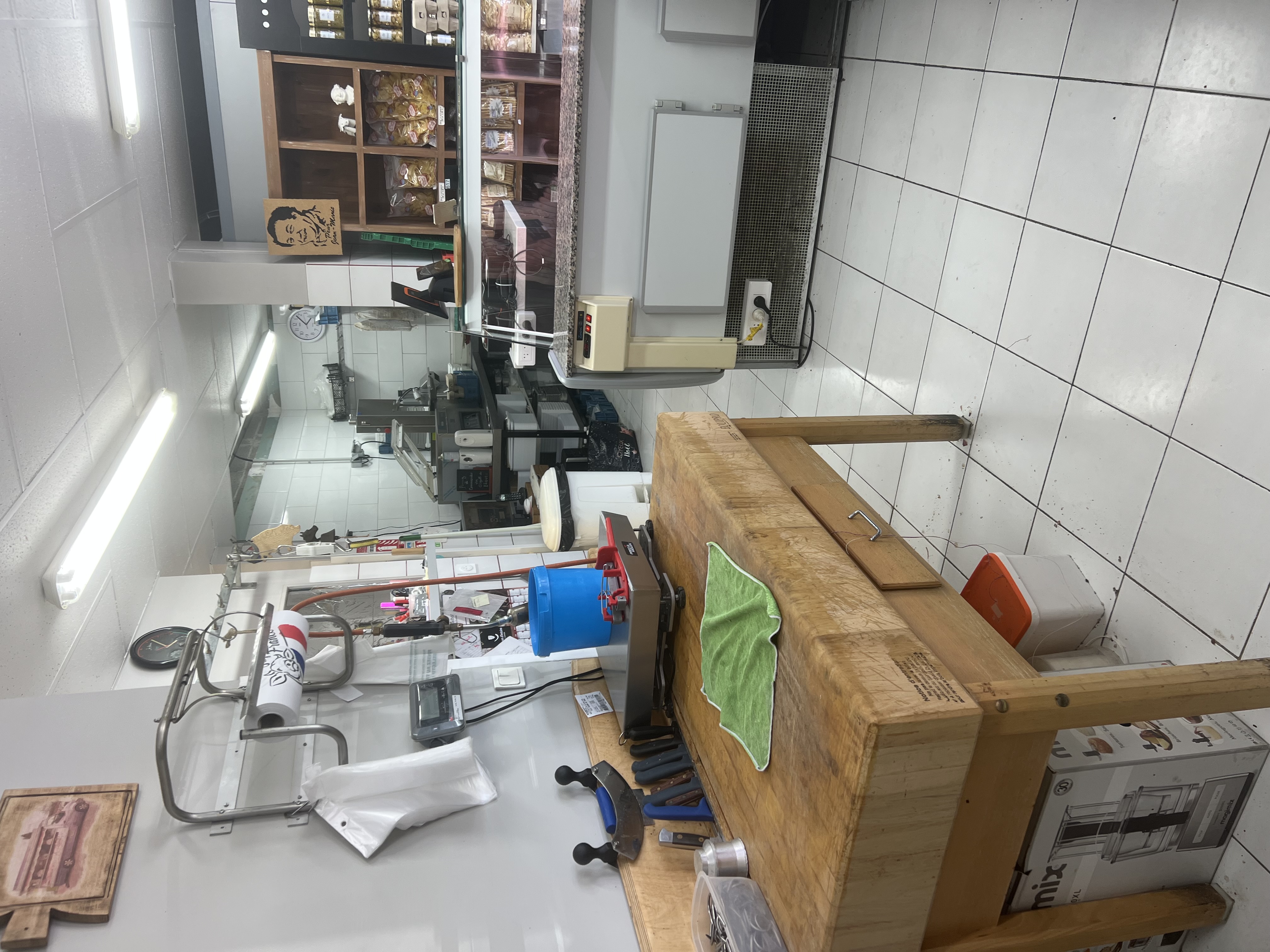 6.15 mètres de vitrines en 3 sections 
Machines à sous vide 
Scie electrique
Poussoir hydraulique 
Toucan 40 L 
Trancheuses à jambon neuf chambre froide neuf 
2 groupes extérieurs neuf (  vitrine et chambre froide )
Pas de concurrence 15 km autour 
Très bon état général
