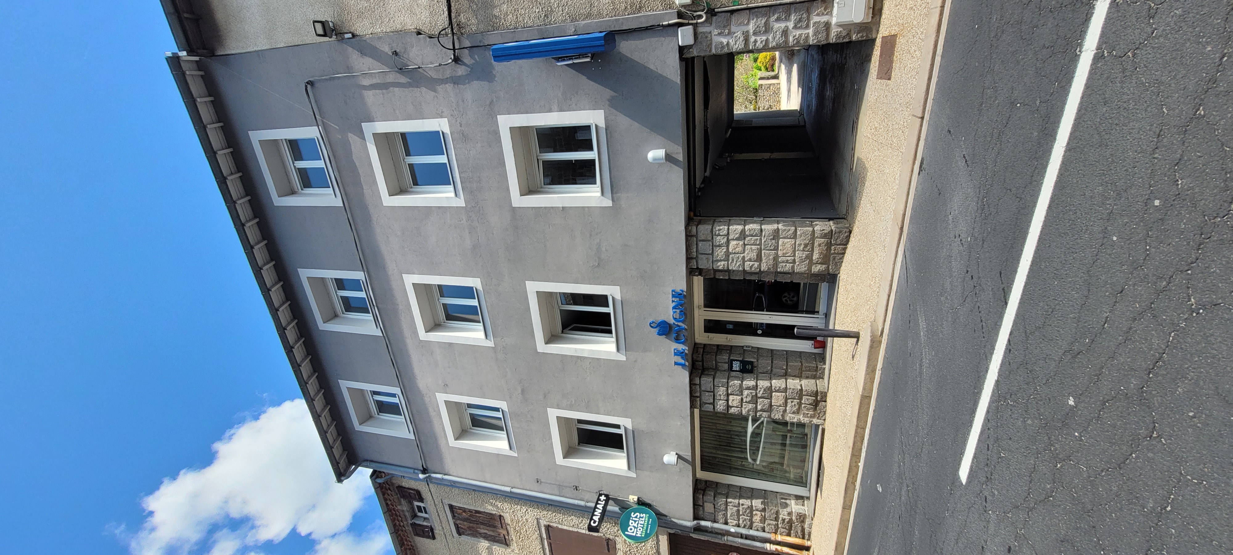 Situé au cœur d’YSSINGEAUX, sous-préfecture dynamique de Haute-Loire et carrefour entre Saint-Étienne et Le Puy-en-Velay, l’Hôtel Le Cygne est un établissement reconnu bénéficiant d’une excellente visibilité en centre-ville et d’une clientèle fidèle professionnelle et touristique. 

L'établissement exploité sous enseigne Logis Hôtels dispose de 10 chambres pour 28 couchages, d'une surface d'environ 630 m², d'un parking privé, d'une terrasse et d'un espace petit-déjeuner récemment modernisé. Les chambres ont bénéficié d'investissements récents : renouvellement de la literie, téléviseurs et divers équipements. 

L'hôtel accueille principalement une clientèle professionnelle à l'année (entreprises, techniciens, commerciaux, grands comptes) ainsi qu'une clientèle touristique en saison. La situation géographique permet également de bénéficier des flux liés au lycée agricole, à l'École Nationale Supérieure de la Pâtisserie et aux nombreux événements du territoire. 

L'établissement était classé 2 étoiles jusqu'en 2023 et répond toujours à un niveau de prestation correspondant à cette catégorie. Il est référencé au sein du réseau Logis, véritable atout commercial et de visibilité. 

Fort potentiel de développement :
- réactivation d'une activité restauration ;
- création d'un espace bien-être/spa ;
- développement commercial et digital ;
- aménagement du 3ᵉ étage actuellement libre, permettant la création de 5 chambres supplémentaires, suites, appartements ou logement de fonction. 

Les réseaux (eau, électricité, évacuations) sont déjà en attente. 
Le fonds est exploitable immédiatement sans investissement majeur. Il conviendra parfaitement à un couple souhaitant reprendre un établissement bénéficiant d'une clientèle existante et d'un important potentiel d'évolution. Le cédant est disposé à accompagner le repreneur pendant un mois afin de faciliter la transmission. 

Prix du fonds de commerce hôtel : 99.000 €

Loyer mensuel : 1.560 €

Bail commercial jusqu'au 01/07/2028. 

Possibilité complémentaire d'acquérir le fonds de commerce bar-restaurant situé en face de l'hôtel (licence IV, 16 places intérieures + 25 en terrasse, cuisine professionnelle refaite à neuf en 2021), pour 40.000 € supplémentaires.

Une opportunité rare pour reprendre un établissement emblématique d’YSSINGEAUX, disposant d'une clientèle récurrente et de nombreuses perspectives de développement.

La CCI n’intervient à aucun moment dans la transaction et ne perçoit aucune commission sur la vente. En cas de reprise de l’établissement, nous vous invitons à prendre contact avec votre conseiller CCI afin d’étudier les dispositifs d’aides et de subventions mobilisables pour accompagner d’éventuels investissements : travaux de rénovation, acquisition de matériel, mobilier, ou tout autre projet de modernisation.