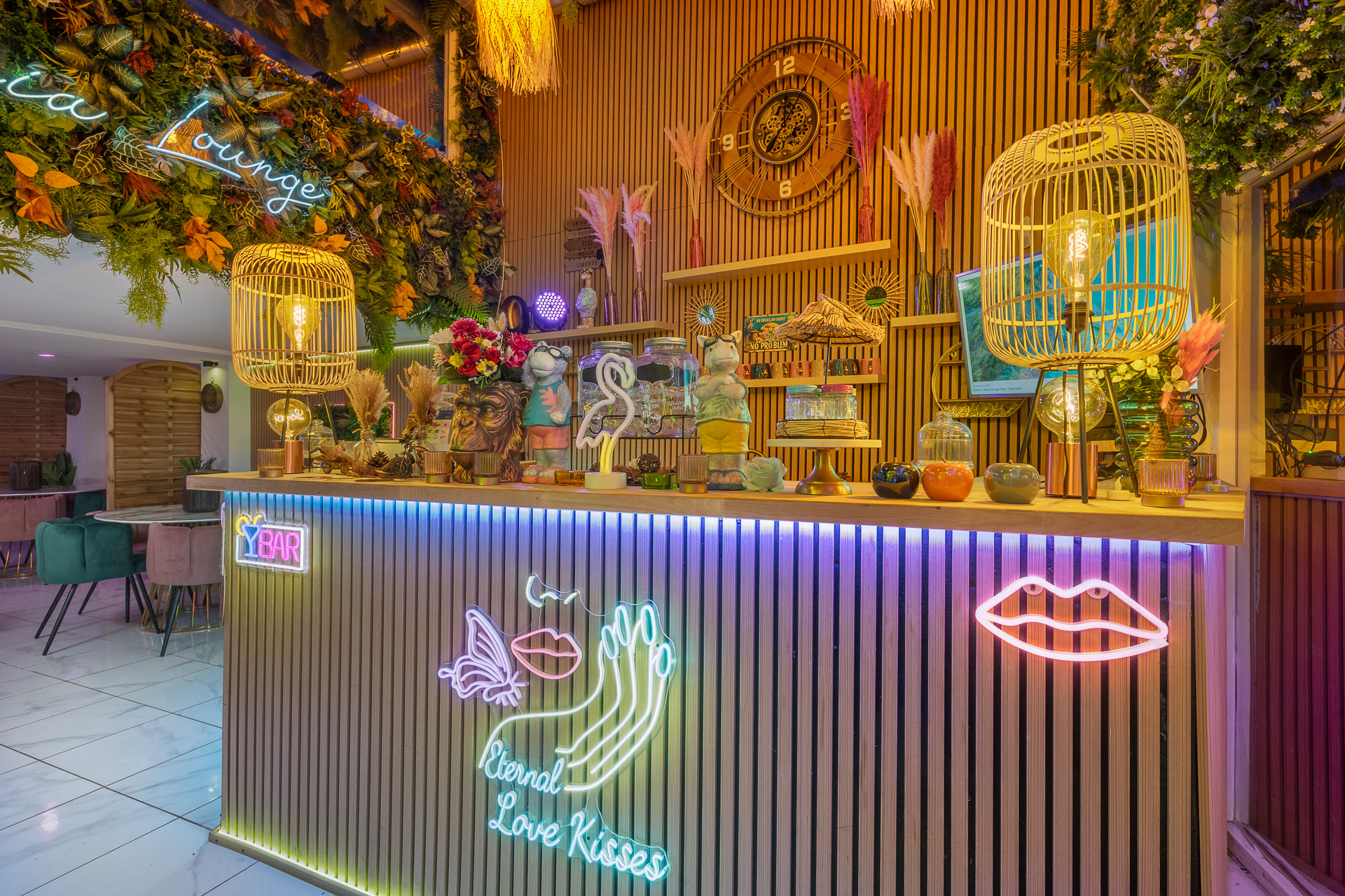 À VENDRE – RESTAURANT LOUNGE D’EXCEPTION – MARSEILLE CENTRE


✨ Opportunité rare au cœur de Marseille ! ✨

À vendre, magnifique restaurant / lounge entièrement neuf, idéalement situé en plein centre-ville de Marseille, dans un secteur recherché et bénéficiant d’une belle visibilité.

Un établissement clé en main, pensé pour créer une véritable expérience client, avec une décoration atypique, élégante et immersive.

🌿 UN CADRE UNIQUE

L’établissement dispose de plusieurs espaces et plusieurs salles, chacun avec une ambiance particulière : végétation luxuriante, éclairages LED, néons, mobilier confortable, espaces lounge et décoration soignée.

Un concept original qui peut parfaitement convenir à différents projets :

* Restaurant
* Lounge / bar à ambiance
* Chicha lounge
* Restaurant festif
* Concept événementiel
* Afterwork et soirées privées
* Anniversaires et événements professionnels

🔥 UN ÉTABLISSEMENT NEUF ET ENTIÈREMENT ÉQUIPÉ

Le local a été entièrement aménagé et rénové avec des prestations de qualité.

✅ Établissement neuf
✅ Matériel de cuisine complètement neuf
✅ Cuisine professionnelle
✅ Extraction
✅ Climatisation
✅ Installation électrique 380 V
✅ Plusieurs salles / espaces
✅ Mobilier et décoration inclus
✅ Ambiance lounge haut de gamme
✅ Éclairage et décoration immersive
✅ Aucun gros travaux à prévoir
✅ Établissement prêt à exploiter

L’ensemble offre un véritable effet “waouh” dès l’entrée et permet de proposer une expérience différente des établissements traditionnels.

📍 EMPLACEMENT PREMIUM

Marseille centre, emplacement stratégique avec une forte attractivité et une excellente accessibilité.

Un emplacement idéal pour développer un concept de restauration, lounge ou établissement festif.


➡️ Crédit vendeur accepté, sous conditions.
➡️ Location-gérance possible, sous conditions.
➡️ Caution obligatoire pour la location-gérance.

📞 Dossier et renseignements complémentaires sur demande.

Une opportunité exceptionnelle pour un professionnel souhaitant reprendre un établissement neuf, entièrement équipé et avec une décoration réellement atypique.

À voir absolument !