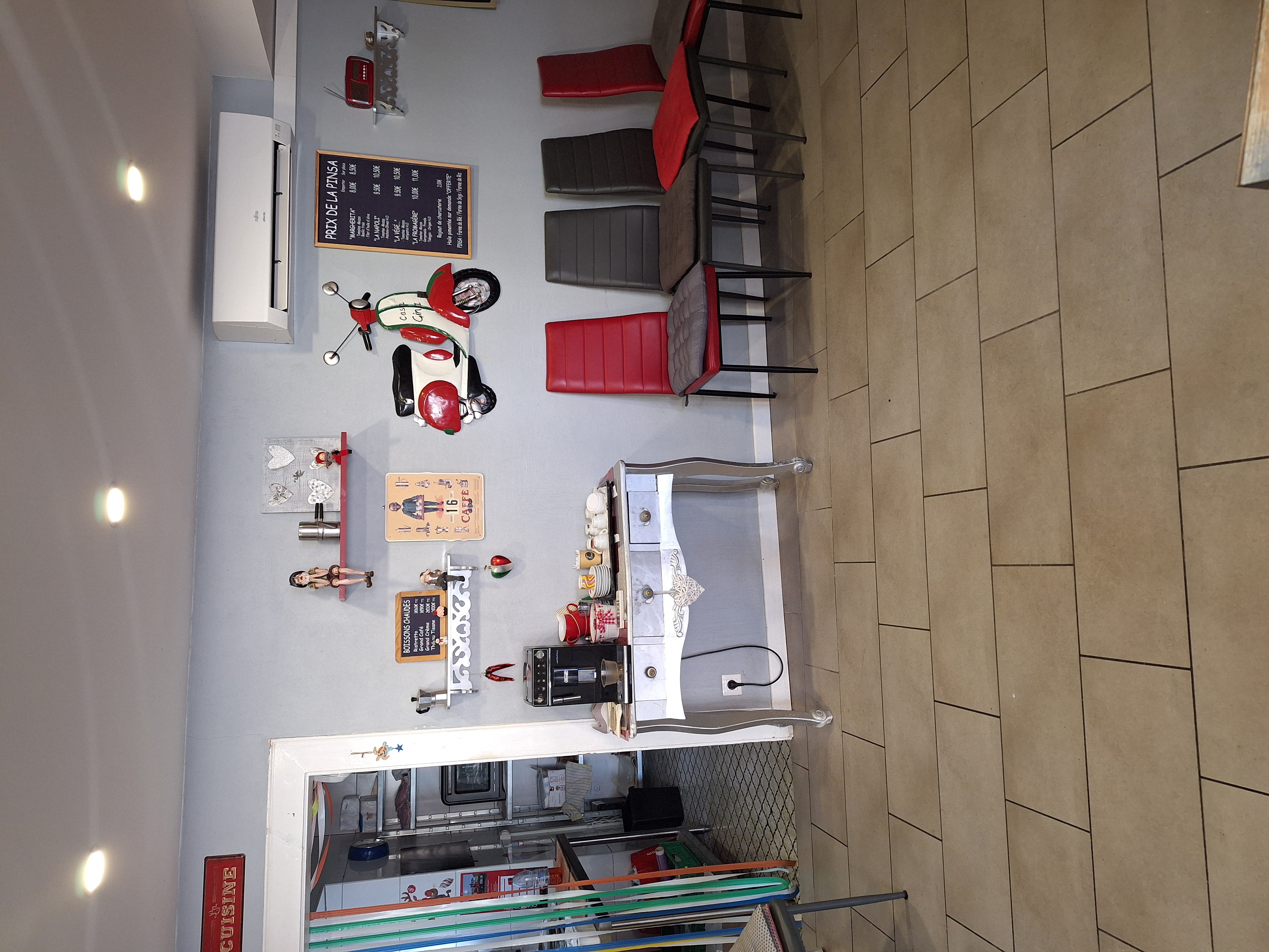 Fond de commerce épicerie Italienne avec restauration 16 places, clientèle fidèle depuis 10 ans maintenant , en centre ville parking gratuit.