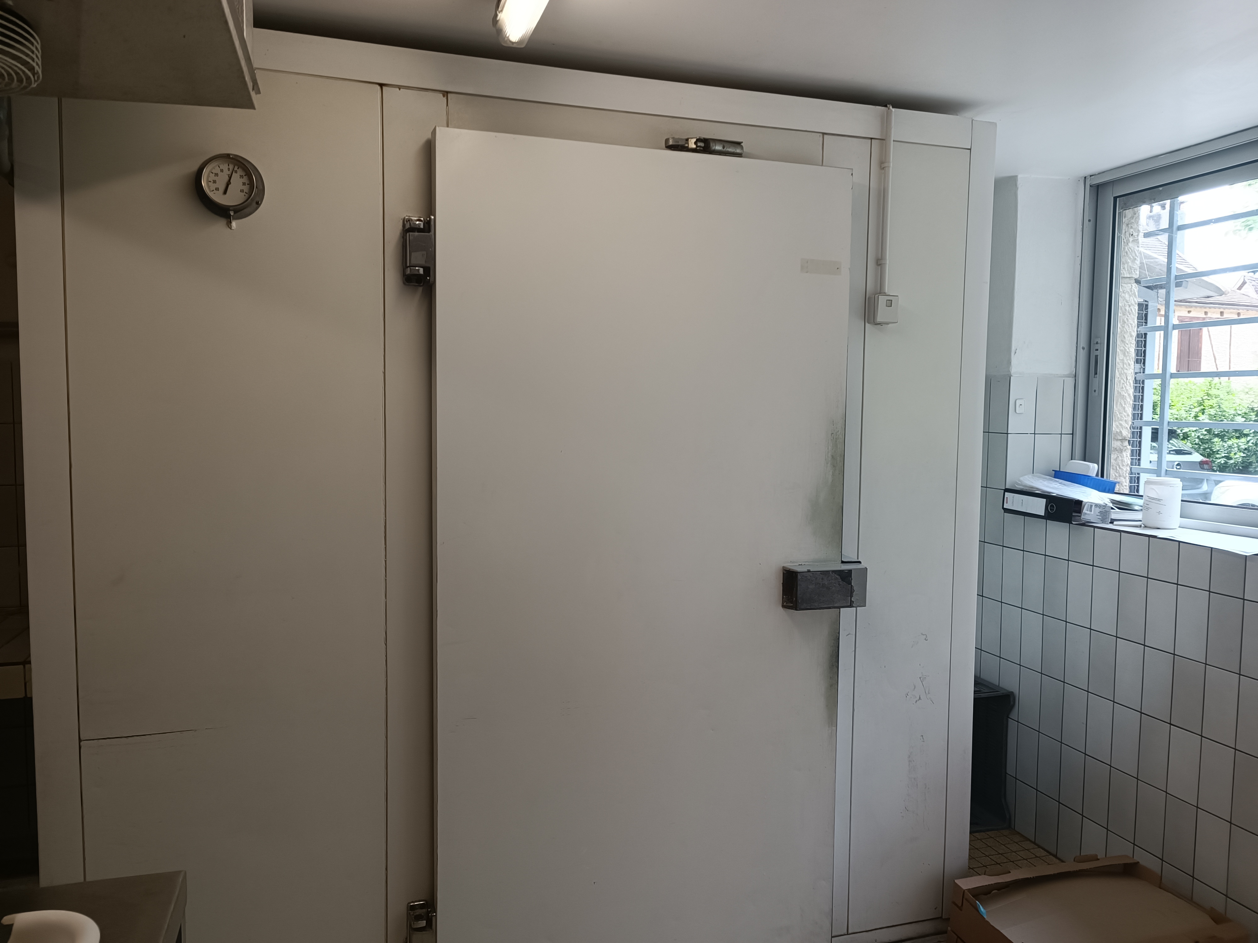 Charcuterie historique à reprendre à Lavergne : Une institution au cœur du Cauvaldor
Nichée dans le charmant village de Lavergne, sur l'axe passant entre Gramat et Saint-Cère, cette charcuterie traditionnelle jouit d'une excellente réputation depuis sa création en 1947. l’actuel propriétaire et artisan passionné, a repris le flambeau en 2012 après avoir été salarié de la boutique depuis 1982. Il souhaite aujourd'hui transmettre son savoir-faire et son entreprise à un repreneur motivé, prêt à perpétuer la tradition.
L'activité :
Fabrication artisanale de charcuterie traditionnelle, sans colorant ni conservateur
Vente de spécialités de pays, sélectionnées avec soin
Fabrication , commercialisation et expédition  de conserves artisanales
La charcuterie bénéficie d'une clientèle fidèle, séduite par la qualité des produits et l'accueil chaleureux. Le chiffre d'affaires de référence de 123 000 € (en progression) témoigne de la stabilité de l'activité.
Les locaux :
Boutique accueillante et conviviale
Atelier de fabrication spacieux et fonctionnel
Espace de stockage confortable pour les conserves
2 chambres froides, séchoir, machine à jambon...
Loyer mensuel attractif : 580 € TTC (bail commercial)
L'opportunité :
Reprise d'une affaire prospère et pérenne
Bénéficier d'un savoir-faire reconnu et d'une clientèle attachée
Accompagnement du repreneur assuré pour une transition en douceur
Idéal pour un couple ou une personne seule souhaitant vivre et travailler dans un cadre de vie agréable
Prix de cession : 35000 €   Contactez nous dès aujourd'hui pour en savoir plus sur cette belle opportunité !