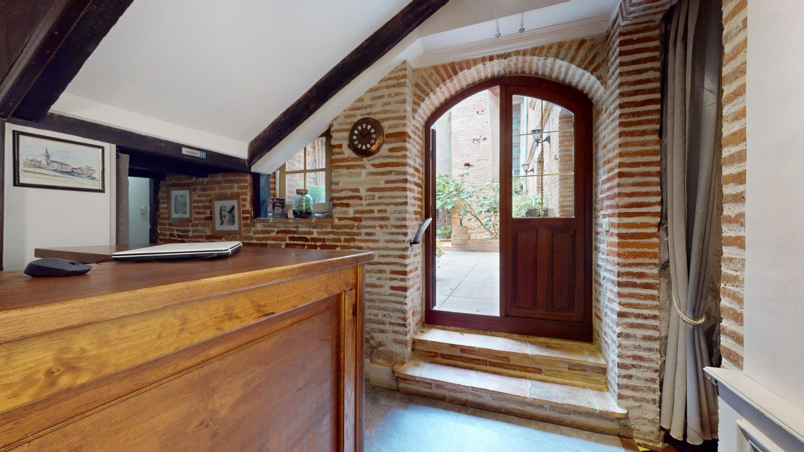 Restaurant + Immeuble 

Bâtisse historique sur 3 niveaux incluant un restaurant, un appartement T4 et un plateau à aménager.

Situation géographique :
À mi-chemin entre Toulouse et Albi, au cœur du vignoble gaillacois, cet établissement se situe dans un très beau village du XIII siècle au bord du Tarn, tout près de sa place aux couverts connue pour être la plus vaste du Sud-Ouest
Caractéristiques du bien
Au RDC :
Un restaurant d’une capacité de 40 couverts composé de 2 salles dont une avec cheminée monumentale utilisée actuellement pour les grillades, une cour intérieure ombragée accolée au pied de l’église à l’architecture typique de la région pouvant accueillir jusqu’à 30 couverts, une cuisine équipée et fonctionnelle.
Activité pérenne depuis plus de 35 ans avec une clientèle fidèle et touristique grâce à une situation géographique privilégiée et pouvant encore être développée.

Au 1er étage :
Un appartement de caractère de type T4 + mezzanine, constitué d’un salon salle à manger avec poutres apparentes et cheminée, 3 chambres entre 12 et 20m², une cuisine toute équipée et salle de bain.
Au 2éme étage 
Un plateau à aménager d’une superficie égale aux étages précédents avec des huisseries neuves.
Possibilité de faire des chambres d'hôtes.
Au 3éme étage
Un soleillou (élément typique de la région Albigeoise) avec une vue imprenable sur les toits du village