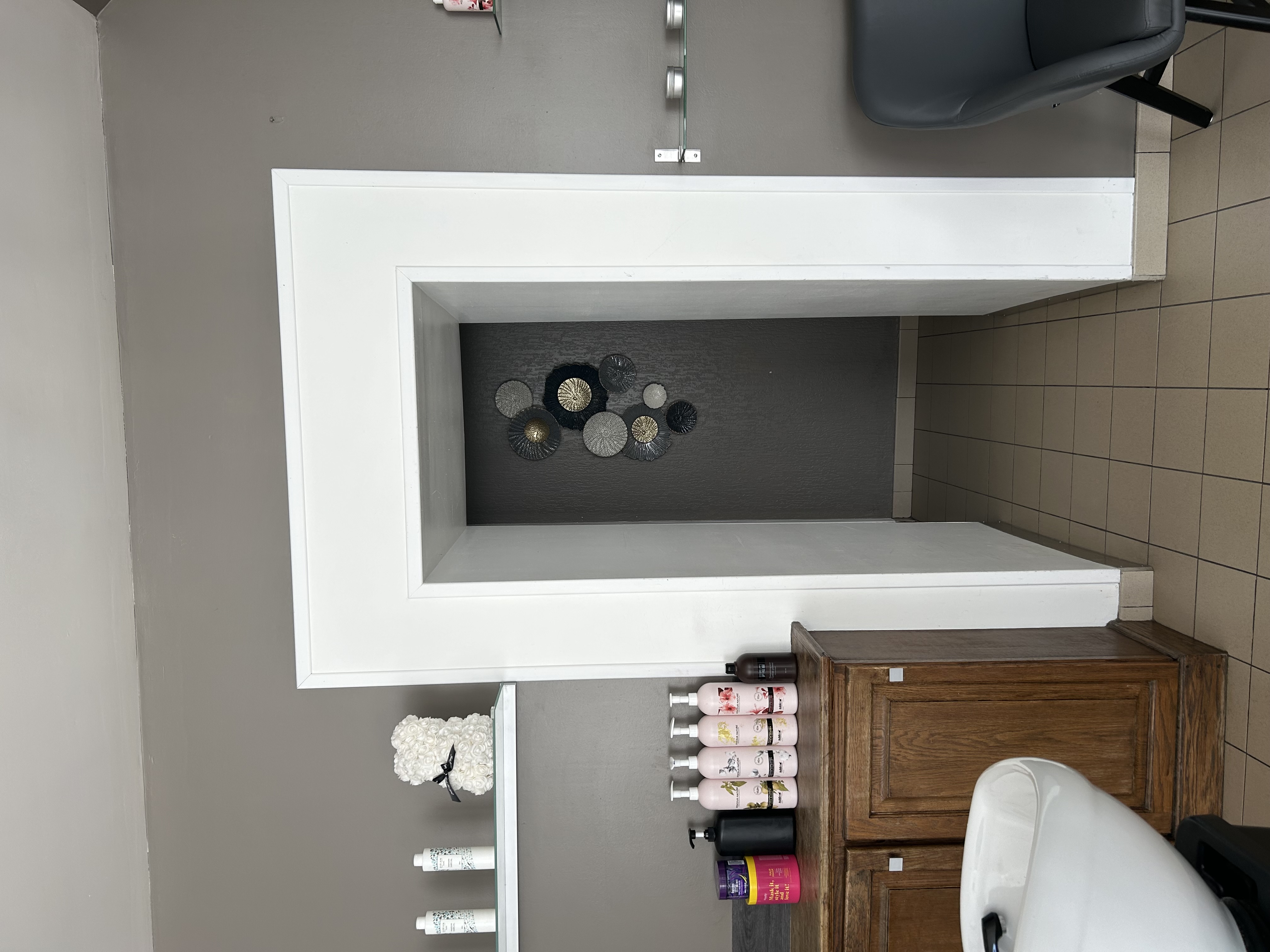 Salon de coiffure clé en main dans un secteur dynamique avec une clientèle, fidèle et régulière. 
Emplacement de qualité avec une bonne visibilité par commerce et ecole à proximité