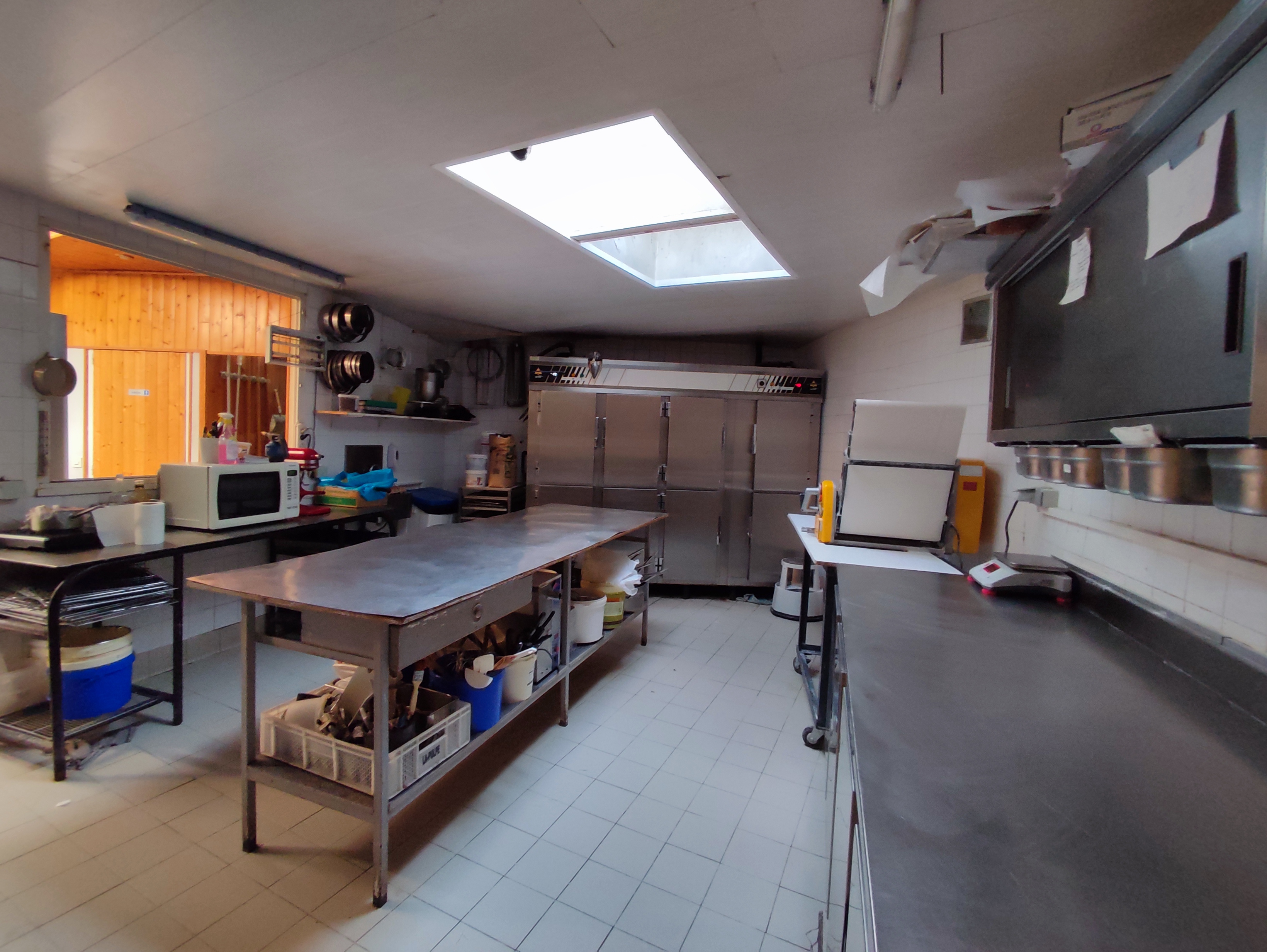 Belle opportunité commerciale et rentabilité assuré ! Tout près du  coeur de ville de Blainville-sur-Orne,  à 10 minutes des plages et en moins de 10 mns de Caen.ce commerce de 130 m² avec une agréable surface commerciale d'environ 25 M2 et sa climatisation réversible et vitrine réfrigérée pour être serein sur les conservations-
Un atelier de plus de 100 M2. Parfait pour votre future activité, Four 2023, 6 chambres négatives  récentes,  le prix est à 179990€ frais d'agence inclus charges acquéreurs.
Loyer mensuel 1599 euros Ht  qui globalise  l'appartement en plus accès direct à la boulangerie . Cette partie habitable mesure environ 130 M2. Beaux espaces et jardinet, photos sur demande de ces pièces à vivre. Grand parking face à la Boulangerie.
Au total entre l'habitable et le professionnel, vous posséderez 260 M2, de quoi accueillir votre famille.
Bilans comptables, chiffres et toutes informations sur demande.
Une demande d'un accord de principe de votre organisme bancaire vous sera demandé pour toutes visites.