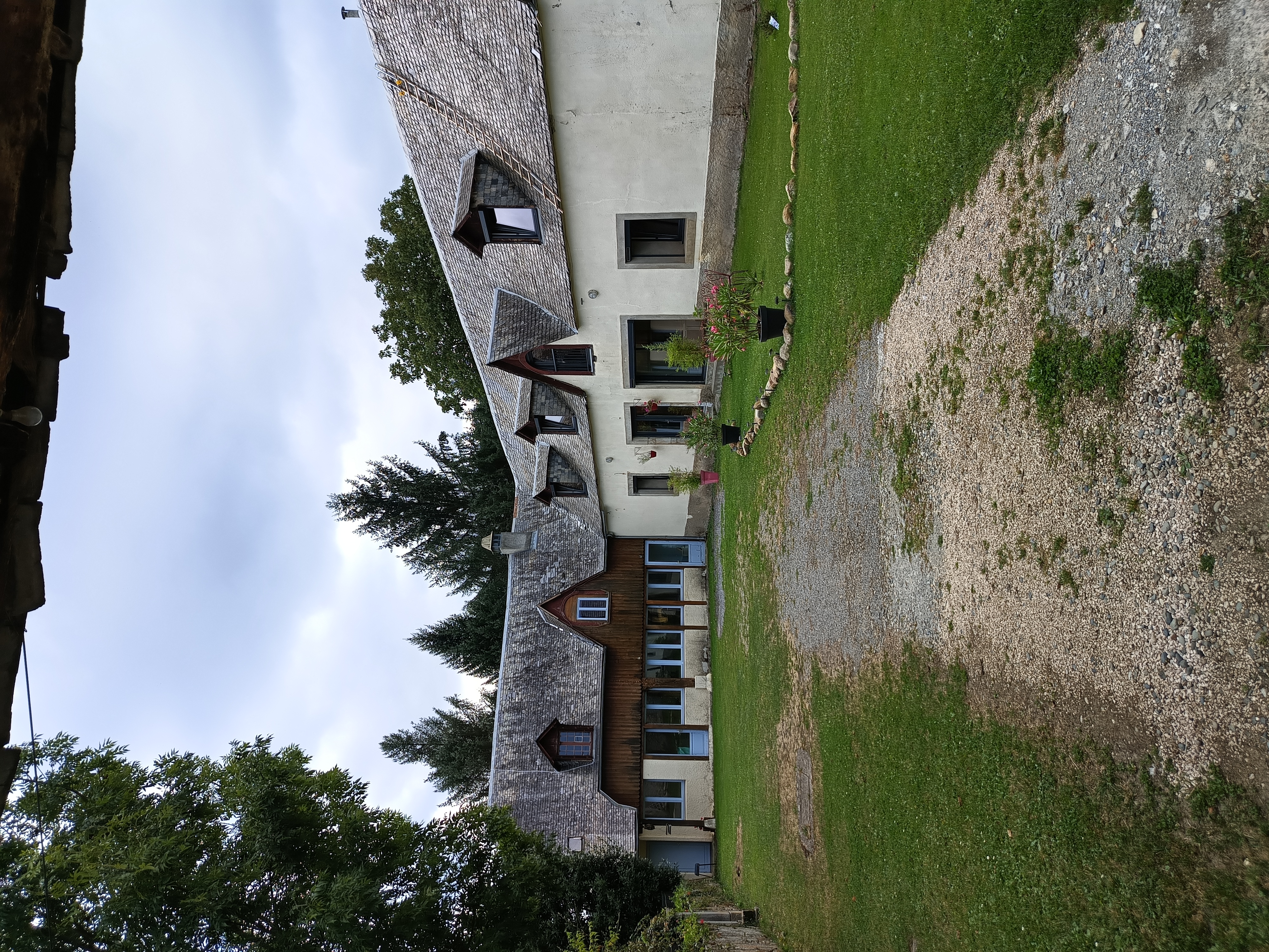 Bonjour nous mettons en vente notre charmante longère de 1789 offrant un potentiel infini pour vos projets.Pleine de caractère et en activité en tant que gîte sur la commune de lortet dans les hautes Pyrénées.
La propriété se compose d'une maison d'habitation principale, d'un gîte pouvant accueillir 15 personnes, d' un appartement T3 et de plusieurs espaces modulables.
Avec 550m2 habitables sur un total de 650m2 ( 100m2 de garage, grange et dépendances) et un vaste terrain de 5800m2, vous profiterez également de 2 piscines (  1 pour le gîte,1 pour la maison d'habitation principale en tout intimité). La maison d'habitation se compose de 3 chambres,2 salles de bain,une cuisine ouverte sur la salle à manger,un salon et une partie à rénover soit en appartement ou chambre parentale.Une véranda.
Le gîte à 3 chambres+ un espace avec 3 lits simples,1 dortoir, 4 salles de bain, 5 WC, salle à manger,salon, cuisine+ arrière cuisine.1 douche+ un WC handicapé.
L'appartement se compose d'une cuisine ouverte sur la salle à manger et salon.2 chambres,1 salle de bain et une buanderie.
Dans un environnement paisible et verdoyant à 30 mn de Saint Lary Soulan, sur le GR78, idéalement situé pour les amateurs de vélo et randonnée et de ski en hiver.
Beau potentiel à développer très recherché pour ses espaces et sa tranquillité.