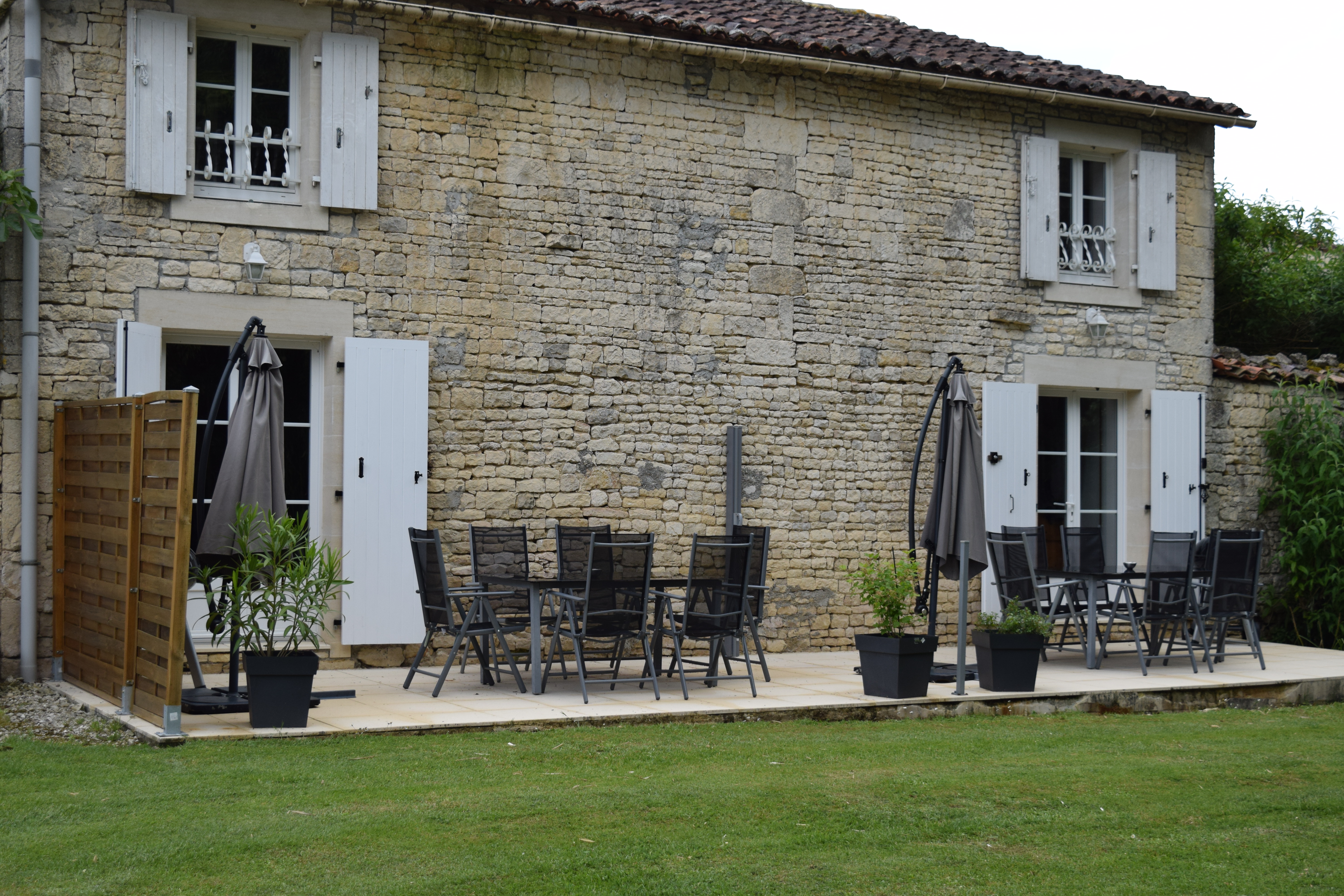 Domaine de charme – Activité touristique – Charente-Maritime
Au cœur d’un village calme entouré de vignobles, découvrez ce superbe domaine de 6 100 m², idéal pour une activité de gîtes et chambres d’hôtes ou pour une grande propriété familiale.
La maison principale se compose d’un salon, d’une salle à manger et de 4 chambres, parfaitement adaptées à l’accueil en chambres d’hôtes.
Le domaine comprend également 3 gîtes classés et labellisés, chacun disposant de sa terrasse privative et de salles d’eau individuelles.
L’ensemble peut accueillir jusqu’à 16 personnes.
Deux gîtes peuvent être exploités séparément ou réunis pour former un grand gîte de 10 personnes, offrant une grande flexibilité d'exploitation
Les extérieurs offrent un cadre privilégié avec :
- Piscine chauffée et sécurisée
- Jacuzzi
- Aire de jeux (boulodrome, badminton, ping-pong)
- Magnifique jardin arboré de 3 000 m², propice à la détente et à la convivialité
Idéalement situé à proximité de Saint-Jean-d’Angély, Matha, Cognac, Angoulême et Saintes, ce domaine bénéficie d’un emplacement privilégié, au cœur d’une région réputée pour son patrimoine viticole (Cognac, Pineau des Charentes) et sa gastronomie d’exception.
À seulement une heure du littoral atlantique et de Fort Boyard, la propriété constitue une destination de choix pour une clientèle en quête de nature, authenticité et art de vivre à la française.
👉 Bien rare, offrant un fort potentiel touristique et une excellente qualité de vie.