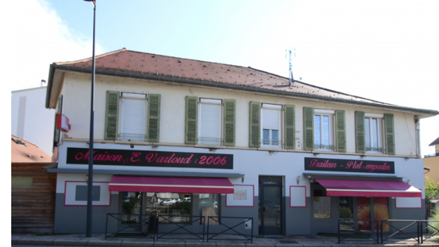 Vente d'un fond de commerce de Boucherie-Charcuterie-Traiteur et Restauration.  

 Très belle affaire créée en 2011. Le local dispose d'une salle d'accueil clientèle pour la vente du commerce climatisée, d'une salle de restauration couverte et climatisée, d'un laboratoire climatisé, d'une cuisine équipée, d'une cave et d'un studio de fonction (41m²).   

Equipé d'une chambre froide, d'une cuisine équipée professionnelle, de matériels de boucherie ainsi que de vitrine, d'un bac à graisse.   

CA 2023 : 476 000€ HT  
 Visibilité optimale en bord de route nationale (axe passant) , à côté d'une pharmacie, avec une enseigne alimentaire de grande distribution en face avec facilité de stationnement.  

 Possibilité d'acquisition des murs, qui comprennent en plus du local, un studio de fonction au 1er étage de 41m² pour 242 000€ supplémentaires.  
 Commune dynamique du Nord-Isère de 8000 habitants. 
  Excellente opportunité pour repreneur