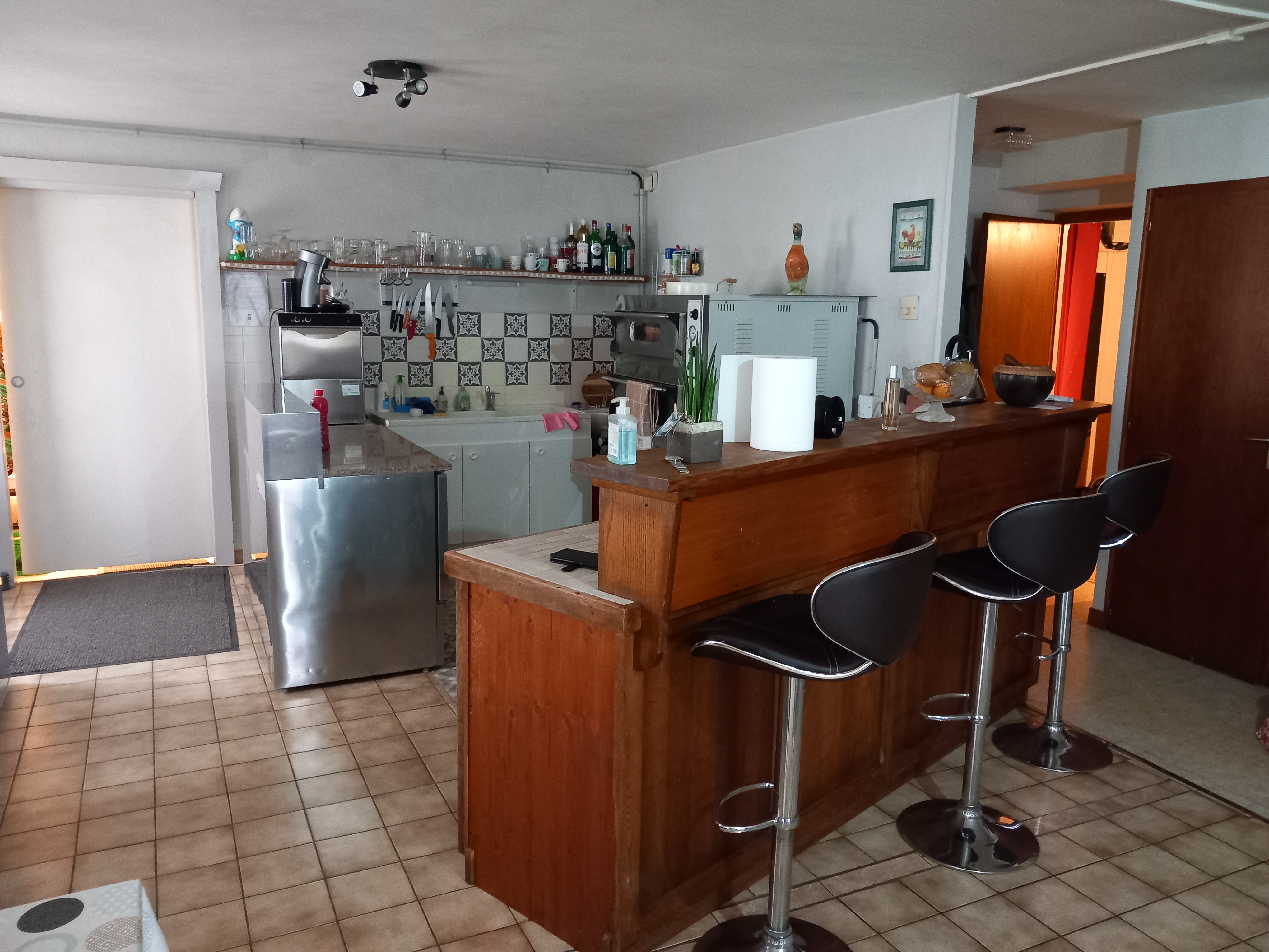 Reprise d'un commerce alimentaire avec tabac de 65m2 proche de la frontière Suisse. 
Pour cause de départ à la retraite, magasin historique de la commune à reprendre. Seule épicerie dans un rayon de 18km, avec tabac, dépôt de pain, point poste et petit coin traiteur, fromage, charcuterie à la coupe. 
Très bonne rentabilité pour ce magasin qui dispose d'un logement attenant de 45m2.
Possibilité de faire une petite restauration. Saisonnalite l été avec un camping et du passage routier. 
Pour un couple ou personne seule. 
Formation tabac à suivre obligatoire. Un apport minimum de 15000 euros est conseillé.  20 000 euros idéalement.
