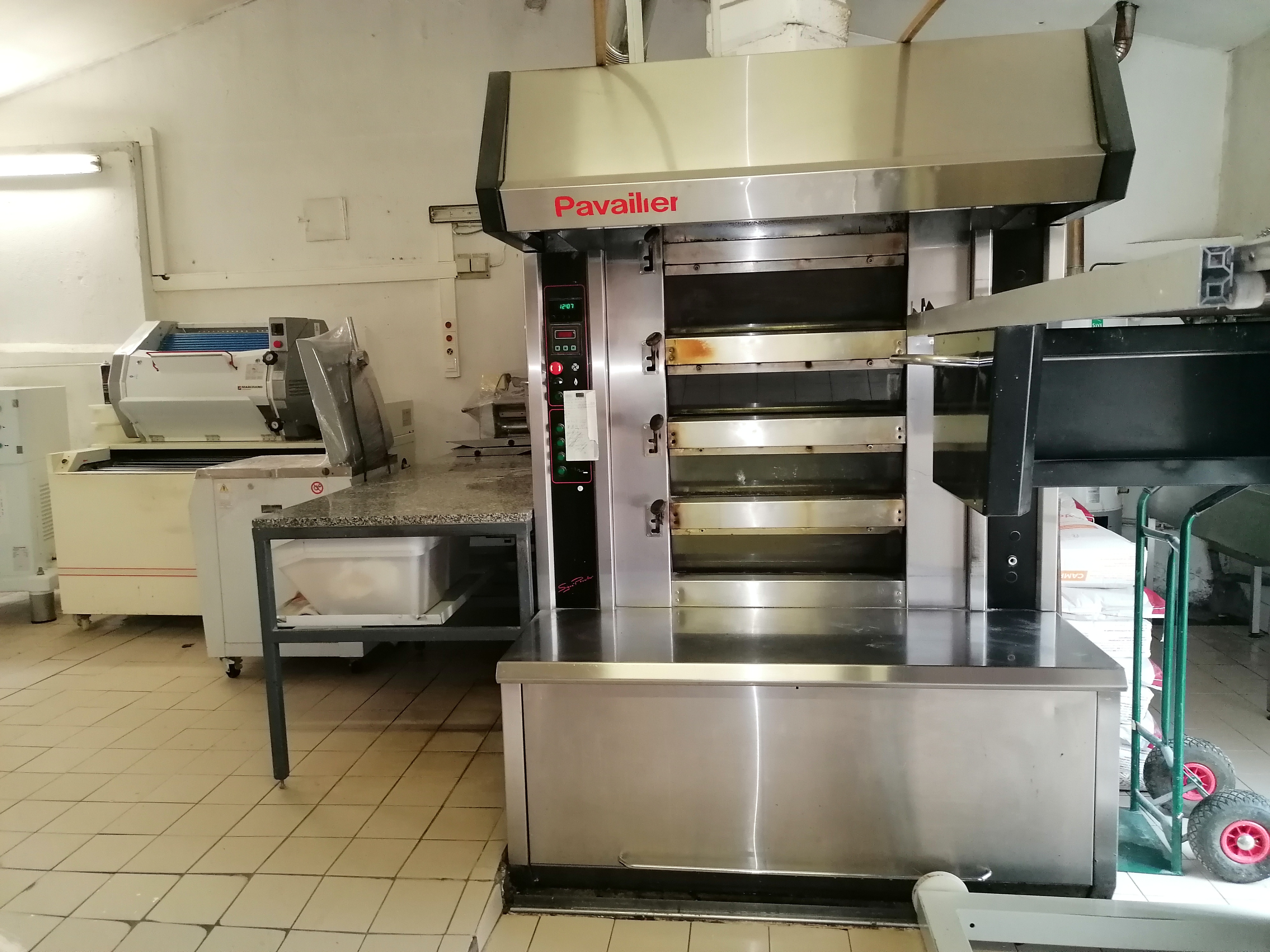 Vend fond de commerce dans un village dynamique situé à saint Laurent de la Vernede à 15 minutes d'Uzès, 
Aucune concurrence a proximité

La boulangerie ce compose d'un magasin de 31 m2 rénové en février 2025  il comprend une vitrine négative a gâteaux et une vitrine a boissons, dune vitrine sèche et positive.
D'un fournil de 40 m2 avec comme équipement  une diviseuse, une façonneuse, un pétrin, un batteur, une chambre de pousse, un laminoir  et d’un four tous en très bonne état et d'un labo pâtissier 15 m2  loyer de 800 euro

Appartement situé au dessus de la boulangerie (cuisine salle à manger, 2 chambres, une salle de bain) loyer de 300E 
CA en consente évolution
Idéale pour première installation en couple 
Pour plus de renseignement veuillez nous contacter
Curieux s'abstenir