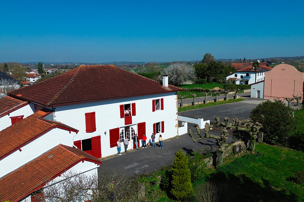 La commune de Béhasque-Lapiste vient de lancer un appel à manifestation d'intérêt (AMI) pour la maison Elissetchea, une belle bâtisse traditionnelle basque de 422 m2, acquise par la municipalité et idéalement située en plein centre-bourg, face à la mairie.

Un lieu chargé d'histoire, un avenir à écrire

Ancien bar du village il y a encore quarante ans, la maison Elissetchea a longtemps été le lieu de vie de Béhasque-Lapiste. Aujourd'hui silencieuse, elle attend sa nouvelle vocation. La commune y croit : ce bâtiment peut redevenir le cœur battant du village.

La maison se déploie sur deux niveaux : un rez-de-chaussée de 247 m2 comprenant logement, dépendances, un four à pain, une cave et une grange ; un étage de 175 m2 avec quatre chambres et une salle de bains. Sa position stratégique, entre le fronton, l'église et la mairie, en fait un lieu de passage naturel et de rassemblement évident.

Un projet ouvert, ancré dans l'identité locale

La mairie ne veut pas imposer un concept : elle lance une invitation. Bar, restaurant, hébergements, salle de réception, épicerie en circuit court, services aux habitants, espace culturel... toutes les idées sont les bienvenues, pourvu qu'elles soient viables, ambitieuses et fidèles à l'identité du village.
La commune sera attentive à plusieurs critères : la solidité économique du projet, sa sensibilité écologique, ses liens avec les producteurs et acteurs locaux, et surtout la volonté du ou des porteurs de s'installer durablement dans le village. La proximité du Chemin de Saint-Jacques-de- Compostelle et le développement d'un tourisme diffus dans la région constituent autant d'atouts pour un projet à vocation touristique et de services.
Le montage juridique sera flexible : bail commercial, emphytéotique, convention d'occupation ... afin de faciliter l'installation du futur exploitant.


Derrière ce projet, il y a une équipe. Élue à la tête de la commune, Emmanuel Recalde, nouveau maire de Béhasque-Lapiste, insuffle à sa municipalité une dynamique volontariste et tournée vers l'avenir. Entourée de ses conseillers municipaux, il a fait de la revitalisation du centre-bourg l'une de ses priorités.
« Nous croyons que ce lieu peut devenir le cœur battant de notre village, et nous cherchons la personne ou l'équipe qui partage cette vision »
Une formule qui dit tout de l'esprit dans lequel la nouvelle équipe municipale aborde ce dossier : non pas une procédure administrative froide, mais un appel sincère lancé aux entrepreneurs, artisans, créateurs et familles qui souhaiteraient construire leur vie dans ce coin authentique du Pays basque.

Comment candidater ?

Les visites du site se dérouleront exclusivement du 13 au 24 avril 2026. Les candidats intéressés
sont invités à s'inscrire via le site de la commune : https://behasque-lapiste.fr
Les dossiers de candidature complets devront être transmis par e-mail à contact@mairiebehasquelapiste.fr avant le 20 mai 2026. 

Le dossier de candidature et le règlement de l'AMI sont téléchargeables directement sur le site.
Pour tout renseignement, la mairie est joignable au 05 59 65 80 27, aux heures d'ouverture habituelles (lundi 13h30–18h, jeudi 9h–12h et 13h30–18h, vendredi 15h–18h30).