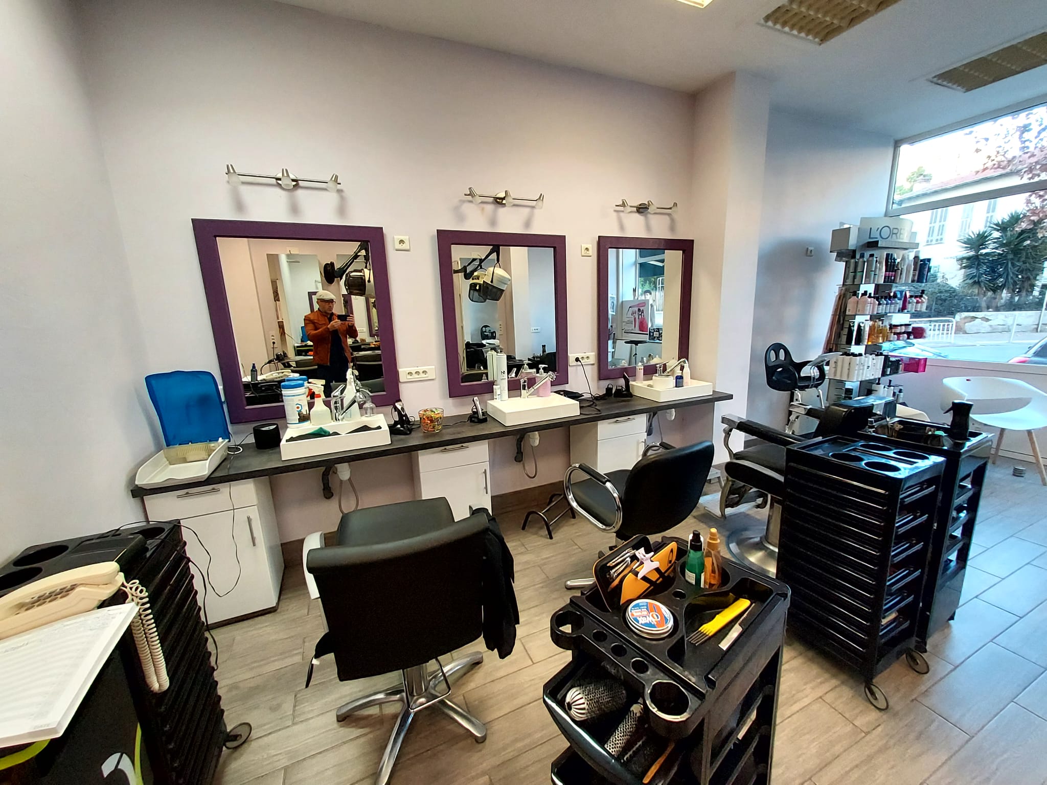 Un salon de coiffure très bien entretenu avec une excellente réputation 4,9*/5* sur des dizaines d'avis.

Le salon est situé à Nice, dans un secteur résidentiel, proche des commerces et des écoles.

Surface : 37 m2 environ 

5 postes de coiffage
Sanitaire
Accès PMR
Climatisation
Excellent état général.

CA 78 k€
Résultat 14 k€

La vente du fonds de commerce se fera avec la salariée coiffeuse confirmée qui est en poste CDI.

Loyer 910 €/mois cc