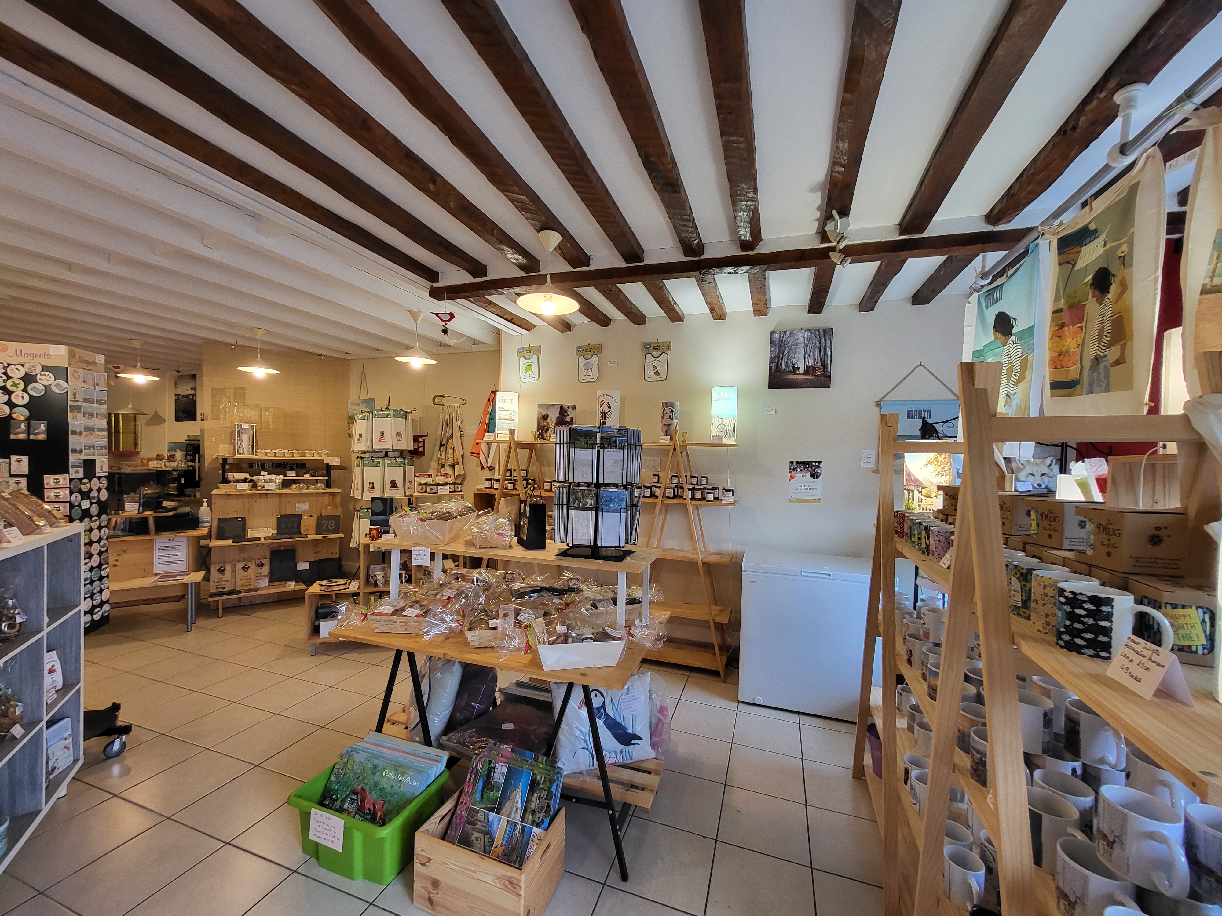 Cause déménagement/transfert d'activité, à céder droit au bail d'un local commercial de 77 m2 avec réserve et une pièce de 37 m2 à l'étage.
Parking privé, terrasse, accessible pmr. 
Sur axe passant, se situant à proximité de  2 parkings publics pour accéder au circuit de découverte du plus petit fleuve de France.
Activités possibles : Petite restauration sur place ou à emporter, Vente de produits alimentaires et non alimentaires.
(Actuellement exploité en boutique produits régionaux, épicerie fine, cadeaux, souvenirs)
Loyer mensuel ttc: 840 euros (700 euros ht)
Dépôt de garantie: 1600 euros
Taxe foncière: 840 euros ttc