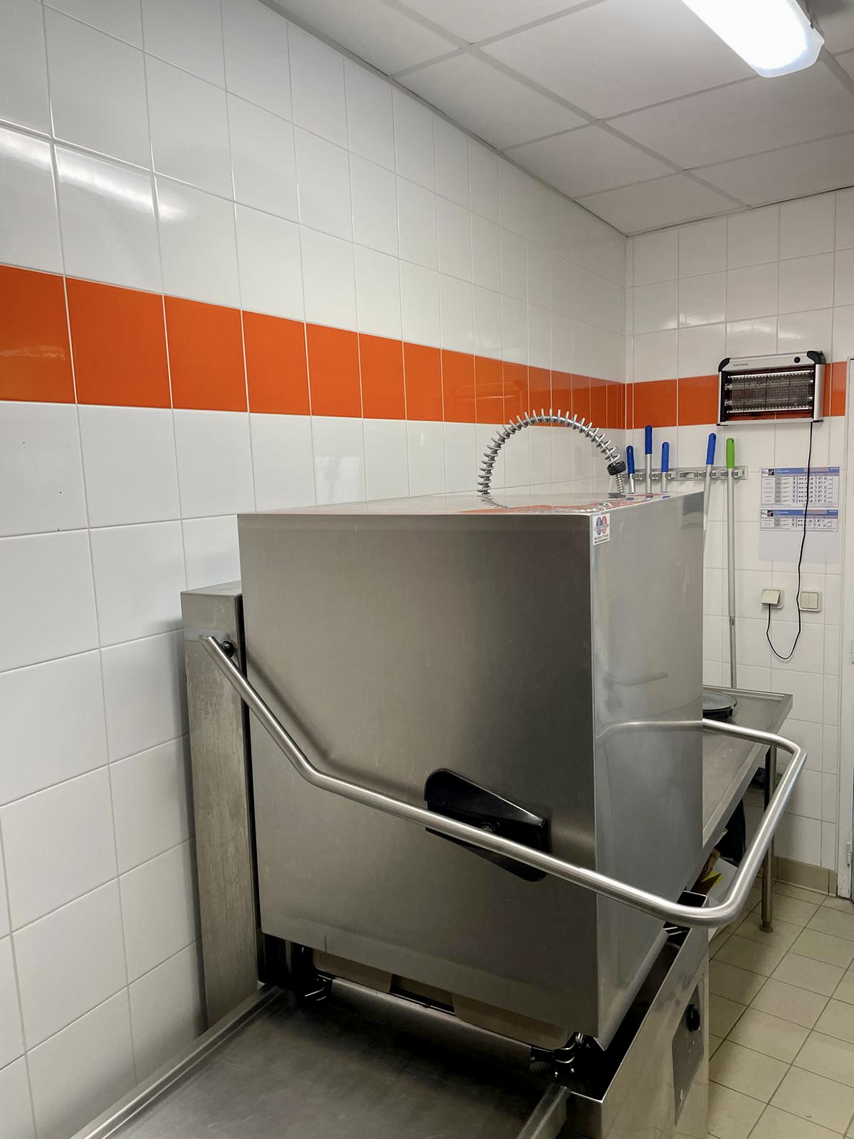 Restaurant en plein centre bourg de Saint Michel en l’Herm (85580), situé sur l’axe passant, près de tous commerces.
Ouvert à l’année. Licence 3.
Affaire saine, idéal première acquisition pour un couple de professionnels qui souhaitent se lancer dans l'entreprenariat.

Grande salle de restaurant, cuisine ouverte bien équipée, WC PMR et terrasse.
Salle de restaurant lumineuse. (Salle : 40 couverts / Terrasse : 20 couverts)

Restaurant de construction 2017, en bon état et aux dernières normes
Cuisine équipée de matériel professionnel en bon état
Parkings gratuits à proximité - Accès handicapé