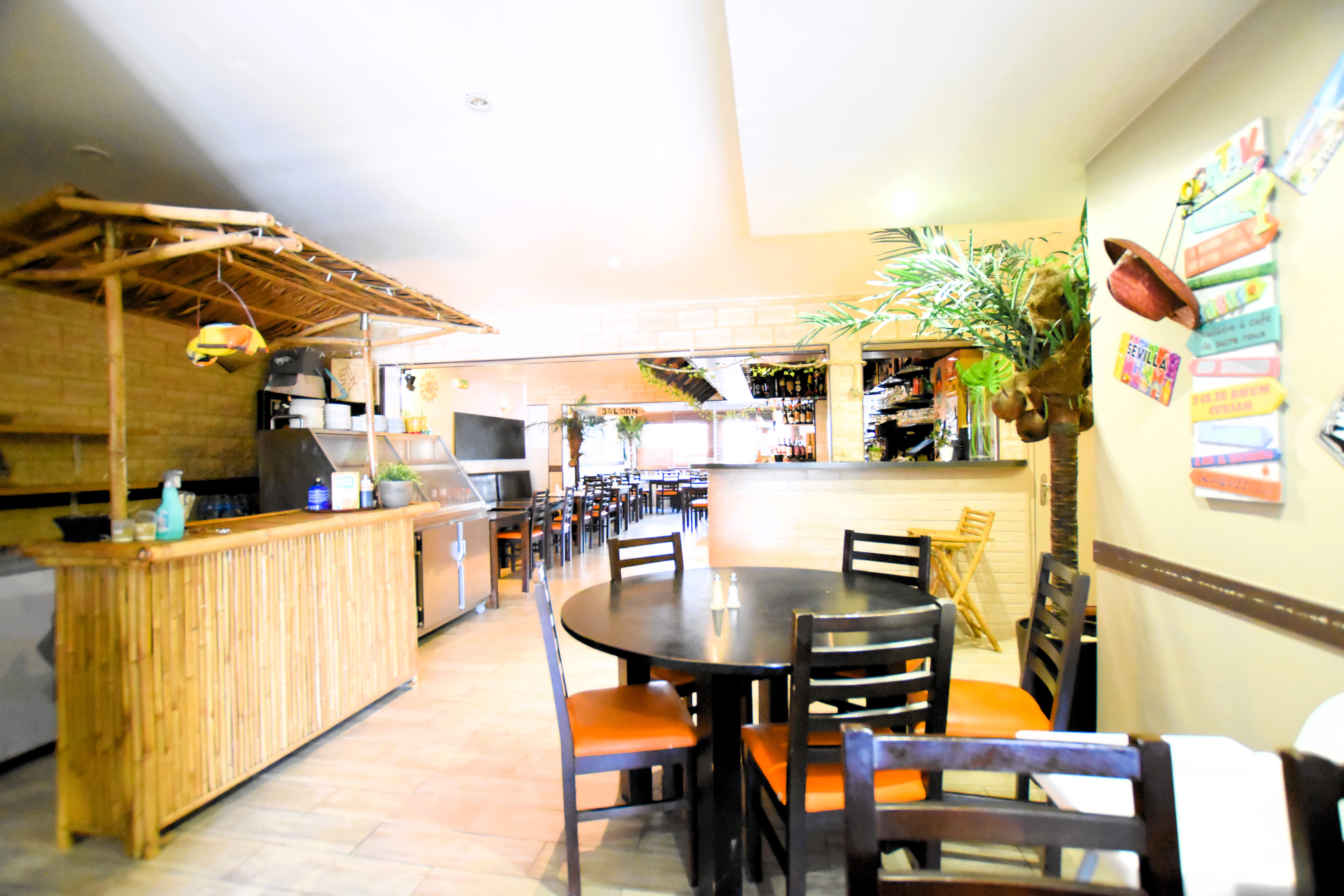 À VENDRE — Fonds de commerce Restaurant Licence IV • Les Essarts-le-Roi (78690) • 200 couverts (150 salle + 50 terrasse) • Surface ~290 m² • Affaire prête à travailler

Affaire reconnue, clientèle fidélisée, très bonne capacité d’accueil et potentiel immédiat d’augmentation du chiffre d’affaires.

- Chiffres clés :
Surface totale : ~290 m² (2 niveaux)

Capacité : 150 couverts en salle + 50 en terrasse

CA HT : ≈ 380 000 €/an (stable)

Bail 3/6/9 – Loyer : 2 050 €/mois + 200 € charges (soit 2 250 € CC)

Loyer / m² / an : ≈ 93 €/m² CC (≈ 27 000 €/an / 290 m²) — niveau attractif

Licence IV — cuisine professionnelle entièrement équipée, matériel en excellent état

- Configuration :
RDC : grande salle d’env. 70 couverts, bar, grande cuisine équipée

Étage : grande salle d’env. 80 couverts + appartement 2 pièces d’env. 70 m² (rare, très pratique pour loger/dupliquer en bureau/stock)

- Exploitation actuelle :
Ouvertures : du lundi au jeudi midi ; vendredi et samedi midi & soir

Soit 8 services/sem. (sur un potentiel de 14 si ouvert midi/soir 7j/7)

- Potentiel de développement :
+6 services/sem. possibles (soirées en semaine, dimanche) ⇒ +75 % de services vs. exploitation actuelle

Privatisations & évènementiel (entreprises, associations, familles)

Traiteur / vente à emporter / click & collect / plateformes

Animation de la Licence IV (bar à vins/cocktails, afterwork)

Communication digitale locale (réseaux sociaux, partenaires)

- Atouts du site :
Emplacement recherché, proximité gare SNCF et commodités

Stationnement aisé pour la clientèle

Décor chaleureux, établissement opérationnel, reprise facilitée

Dossier exploitable immédiatement (bail, éléments comptables, etc..).

Contact David & Kim pour de plus amples informations :
06 74 63 97 71 • 06 76 08 50 55 • david@blbimmo.fr • kim@blbimmo.fr

Informations sur les risques (ERP) : www.georisques.gouv.fr
Annonce rédigée sous la responsabilité de M. David ANTONIO, RSAC Versailles n° 795 063 999.