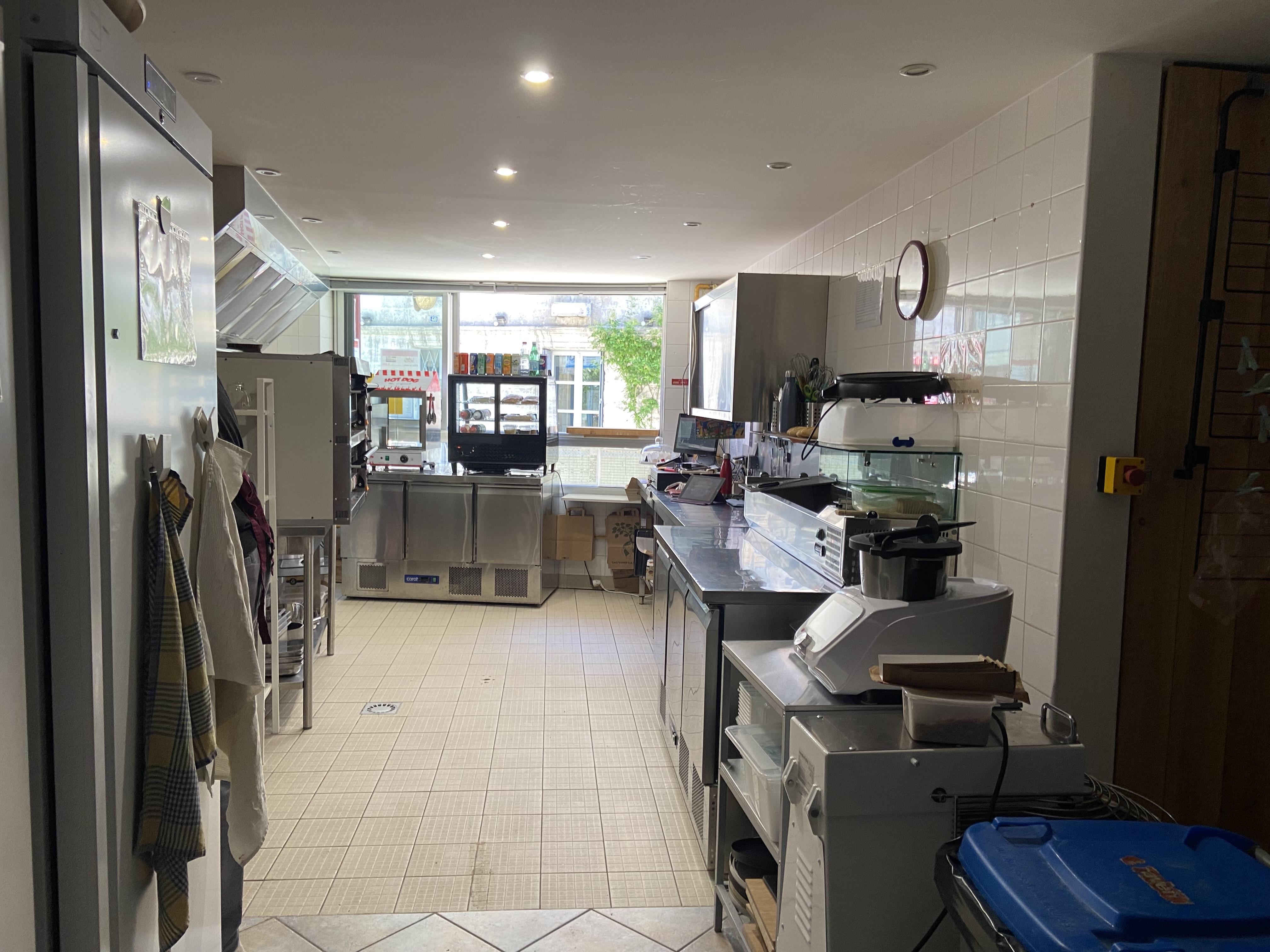 Cause problème de santé, vends fonds de commerce actuellement exploité en sandwicherie, snacking, pizza, le tout principalement en vente à emporter. Cédable rapidement.

Possibilité de changement d’activité de bouche comme Friterie, Kebab, Fast Food…. 

Clientèle fidèle d’habitués en progression constante, qui se cumule au fort passage touristique dans la région tout au long de l’année.

Idéalement situé sur la rue principale de Brantôme et à 2 pas des parkings publics. 

La cuisine est entièrement équipée et fonctionnelle de suite, grâce aux derniers achats de matériel, aucun investissement nécessaire à prévoir. 

Ce commerce bénéficie d’une terrasse privative au calme dans la ruelle adjacente. 

Idéal pour un couple avec la possibilité d'augmenter le CA car actuellement ouvert uniquement la semaine (midi et soir) et en journée continue le week-end. 

Loyer mensuel TTC pour le local de 500€ et en option 100€ pour la terrasse. 
Ne manquez pas l’opportunité d’acquérir un établissement prêt à fonctionner, au cœur de la Venise du Périgord. 

Contactez-nous pour plus d’informations.