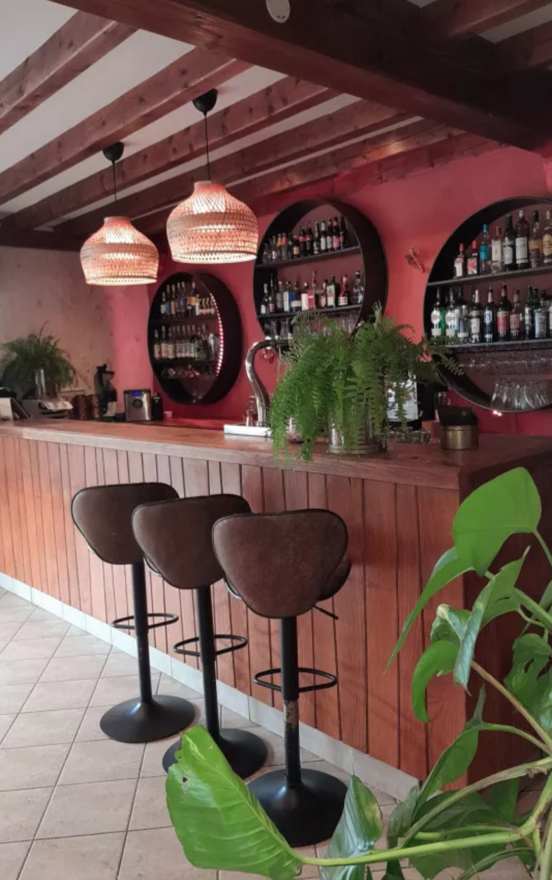 Situé au cœur de Bourg-Du-Bost, entre Ribérac et Aubeterre, ce restaurant de 150 m² représente une excellente opportunité pour les entrepreneurs de la restauration. Disposant d'une salle intérieure pouvant accueillir 50 convives et d'une terrasse de 40 places, cet établissement est idéal pour profiter des belles journées ensoleillées. La configuration comprend également une salle de bar, une cuisine aux normes, des sanitaires et une réserve, permettant ainsi une exploitation fluide et efficace. L'emplacement central garantit une visibilité optimale et un accès facile pour les clients. De plus, le faible loyer, lié à la propriété communale, et la mise à disposition d'une licence 4 par la mairie sont des atouts majeurs pour un démarrage rapide de l'activité. Le restaurant est actuellement opérationnel, ouvert du Mardi au vendredi midi, ce qui laisse une marge de développement considérable. Enfin, cet établissement se trouve en Zone de Revitalisation Rurale (ZRR), offrant des avantages fiscaux non négligeables. Une possibilité d'accompagnement par les propriétaires est également à envisager. Ne manquez pas cette chance d'acquérir un bien clé en main dans une région dynamique.