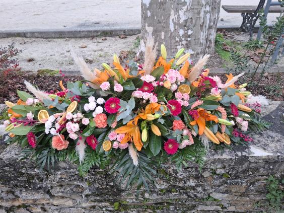 A vendre Fond de commerce fleuriste dans le Lot 
Je prepare ma retraite 
Dans charmant village dynamique dans le Lot entre Quercy et Périgord
Zone économique et touristique attractive (nombreux commerces et artisans dans la zone )
En plein centre de la Bastide  de Cazals 46250 sur la place du village  devant une place animée et  nombreux stationnements disponibles.
Joli  commerce  dans une maison de village  4 pièces +wc+point d eau 
Cave de stockage  avec accès discret dans ruelle arrière
Belle terrasse arrière plein sud (idéal pour activité secondaire.. salon de the, déco extérieure )avec tonnelle vigne ….
Commerce ayant une très bonne clientèle, fidele, ayant beaucoup de gout … tenu  par fleuristes diplômés, créateurs ayant une bonne cote.
Adhérent Interflora-Florajet-Agat 1.2.3 Fleurs-Agitateur Floral.
Plates formes Floristiques amenant de nombreuses commandes
Réalisations pour Naissances,  événements de la vie, mariages, deuils,  objets de décorations, 
Tres bonne relations avec pompes funebres locales
Idéal pour couple dont un est fleuriste…..un lieu de vie et de travail très agréable 
Prix du Fond de commerce 20000€
Poss d acheter les Murs : Local commercial +à l étage un appartement  à Rénover de 4 pièces  avec accès indépendant  depuis la Rue.