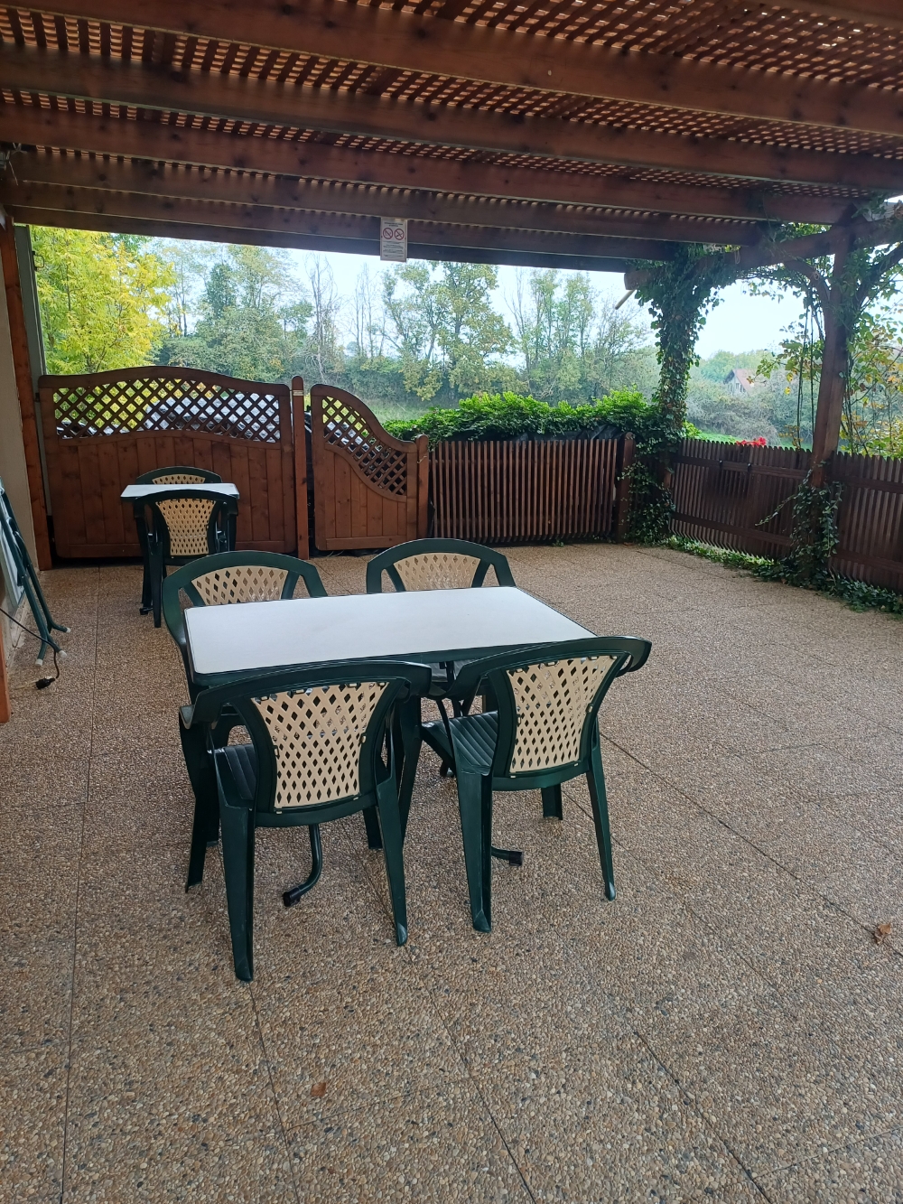 Au cœur d'un village, situé à 15 mn de BOURGOIN-JALLIEU, 10 mn de LA TOUR DU PIN dans un cadre champêtre, joli restaurant.
C'est établissement en parfait état d'une surface commercial de 160 M² au sol, avec un appartement de fonction à l'étage de 51 M², est en parfait état, peut accueillir environ 70 personnes dans la salle, une terrasse couverte d'environ 40 M² en extérieur. La cuisine est très bien équipée (Piano gaz, chambres réfrigérée, chauffe assiettes, etc......)
Un bar séparer, et une pièce à usage d'épicerie.
https://www.safti.fr/annonces/achat/fonds_de_commerce/bourgoin-jallieu-38300/1442776