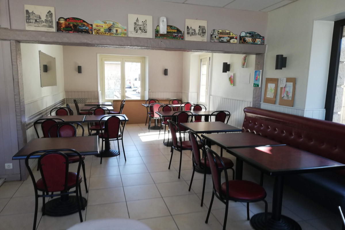 Vends de de commerce de restauration avec son matériel et sa licence IV situé en face d'une tour "Les Oubliettes" dans un beau village médiéval à Villeneuve d'Aveyron.
Sa terrasse a une capacité de 50 couverts et elle est ombragée par deux catalpas. La salle a une capacité de 28 couverts.
Etablissement et matériel très bien entretenus. Aucun travaux à prévoir.
Lave vaisselle, lave verres changées en mars 2020 et moteur plus tourelle de la hotte remplacés en mai 2021.
Idéal pour un couple.
Possibilité d'évolution du CA car il manque le service du bar l'après midi et la restauration le soir.