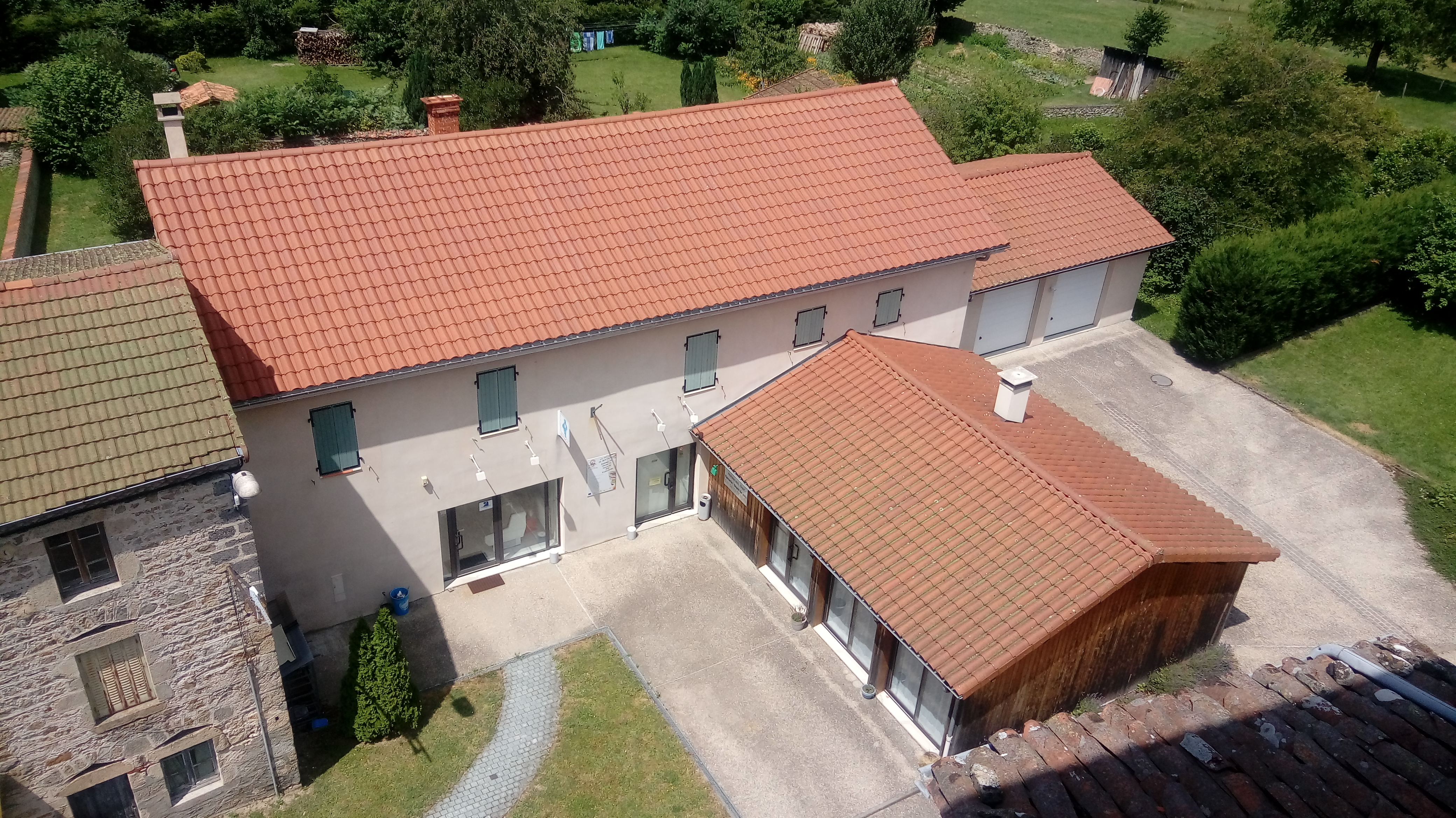 La Communauté de communes Ambert Livradois Forez propose la reprise de gérance d'un commerce de proximité situé sur la commune de Bertignat (471 habitants - www.bertignat.com). Ce village bénéficie d'un cadre de vie remarquable au sein d'un territoire réputé pour ses activités de pleine nature.

Cette commune dynamique le prouve par la présence de nombreuses associations, d'une caserne de pompier, d'une agence postale, d’une bibliothèque, d'une école allant de la maternelle au primaire, d'un service de ramassage scolaire pour collège et lycée. Bertignat n'attend plus que vous pour la reprise de son multiple rural !

Venez faire vivre ce lieu de convivialité au cœur du village, à 15 min d'Ambert, 1 heure de Clermont-Ferrand, où chacun puisse se retrouver pour passer un agréable moment autour d'un verre ou d'un repas.

Les locaux professionnels sont constitués d'un ancien fournil de boulangerie de 60m², d'un espace de stockage de 10m², d'une cuisine de 22m² et d'un grand garage de 65m². La partie destinée à l'accueil du public est composée d'une partie épicerie boulangerie de 30m², d'une salle de bar de 30m² elle aussi ainsi que d'une salle de restauration de 50m². Ce commerce en activité depuis plus de 18 ans possède une réelle capacité de développement, notamment sur la partie restauration.

Ce commerce dispose également d'un logement de 80m² au 1er étage composé de 3 chambres, salle de bain, salon et coin cuisine. Jardin et garage attenant. L’ensemble bénéficie d'un loyer modeste de 600€ HT par mois.

Les offres de reprise sont à envoyer par courrier à : Monsieur le Président, Communauté de communes Ambert Livradois Forez, 15 Avenue du 11 novembre 63600 AMBERT ou par mail à chloe.seve@ambertlivradoisforez.fr 

Le début de l’activité est envisagé en août/septembre au plus tôt.

Les candidatures devront comporter :
- un CV du/des repreneur(s) indiquant vos diplômes et votre/vos expériences
- une lettre d'intention précisant vos motivations, vos perspectives pour développer l'activité
- votre apport personnel pour disposer d'une trésorerie de départ
tout autre élément qui vous paraitrait judicieux pour valoriser votre candidature

Pour tout renseignement complémentaire, vous pouvez contacter :
- Chloé SÈVE, service attractivité territoriale à la Communauté de communes
Tel : 07.86.54.20.24 ou chloe.seve@ambertlivradoisforez.fr
- Jacques POUGET, maire de Bertignat
Tel : 04.73.82.06.19 ou bertignat.mairie@orange.fr

En zone de revitalisation rurale (ZFRR), toute reprise de commerce bénéficie d’une exonération fiscale totale durant 5 ans, puis dégressive dans les années suivantes. Il est possible d’être accompagné techniquement et/ou financièrement par le Réseau Initiative, France Active, le Parc Livradois Forez, la CMA, la CCI ou la BGE. Il existe également une aide destinée aux petites entreprises du commerce, à l’artisanat et aux services avec points de vente, en co-financement entre la Communauté de communes Ambert-Livradois-Forez et la Région Auvergne Rhône-Alpes.