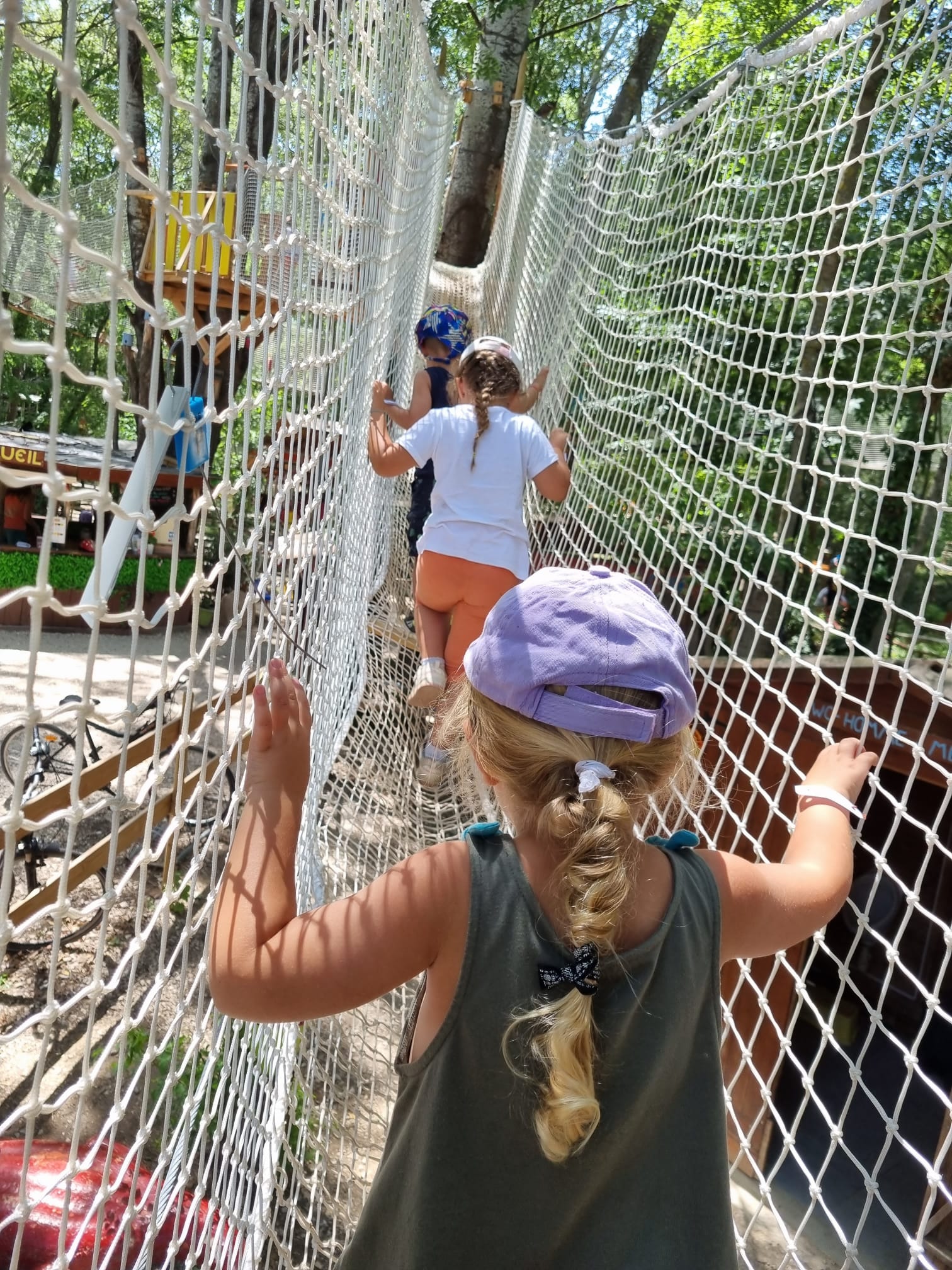 Vends Parc de Loisirs familial en sud Ardèche proposant une quarantaine d'activités et une guinguette dans une zone touristique .