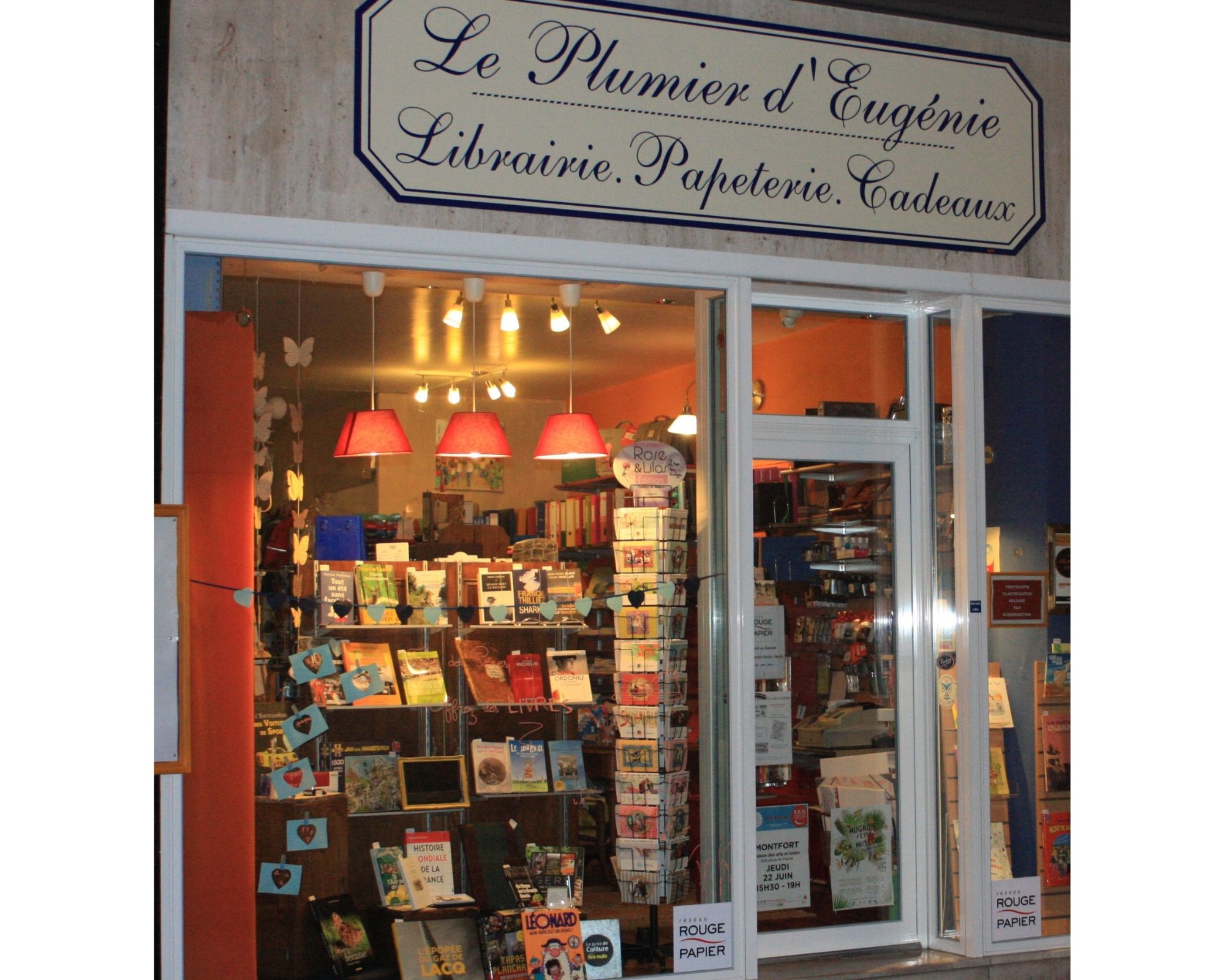 LE PLUMIER D’EUGÉNIE EST À VENDRE
Pour cause de départ à la retraite la LIBRAIRIE – PAPETERIE Le Plumier d'Eugénie à Mugron, dans les Landes, est à reprendre.

Librairie Indépendante et papeterie adhérente au réseau Rouge Papier.
Implantée en Chalosse (Landes), dans un village de 1400 habitants.
Local 50 m²
Fin de bail : juin 2025
Petit loyer
CA constant malgré la conjoncture !