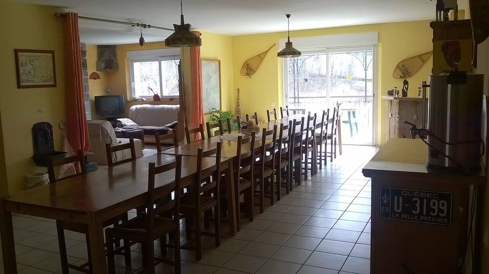 Propriètaires actuels, nous souhaitons vivre une autre aventure dans 
d'autres lieux, et nous mettons en vente notre Gîte Saint André.. 

Cet achat correspondra tout à fait aux personnes qui souhaitent vivre 
une nouvelle vie, du type reconversion professionnelle, ou à ceux qui 
ont une activité similaire et qui veulent un outil de travail plus important.

Nous sommes un couple et depuis 14 ans nous 
tenons ensemble, à deux,  l'activité du gîte. Si vous le souhaitez, 
celle-ci peut être développée, en effet une 'augmentation du nombre de couchages est tout à fait possible.  

L' atout principal du gîte  est son emplacement géographique. 
En effet, le Chemin de Compostelle, est emprunté chaque année par un
très grand nombre de marcheurs. Le gîte est situé sur le GR65 entre 
Le Puy en Velay et Conques classé à l'Unesco, soit le tronçon le plus 
fréquenté en France. Le passage se concentre entre le mois de Mars à
fin Octobre.
Les deux autres chemins de randonnées qui sont "Le Tour des Monts 
d'Aubrac" et "Le Chemin de Saint Guilhem le Désert", sont un réel 
complément de fréquentation et en constante augmentation, de Mai à 
fin Octobre. 
(Pour ce qui est de l'accueil en hiver, il  peut être développé si on le 
souhaite, avec les activités de moyenne montagne des environs, ski 
alpin (2 petites stations familiales), raquettes et ski de fond sur 
l'Aubrac. 
Les demandes sont plutôt sur les week-end et vacances scolaires 
(Noel - Février).

L'autre atout est qu'il a été construit en 2002 pour cette activité 
professionnelle, et que l'ensemble y est adapté, soit la disposition et 
taille des pièces, les sanitaires, les équipements et  les normes. Aucun 
travaux n'est nécessaire.

Pour conclure, un gîte d'étape, c'est accueillir chaque jour des 
personnes nouvelles qui viennent de toutes les régions de France et de 
l'étranger. Le Chemin de Compostelle ayant cette particularité d'être 
mondialement connu, il génère une fréquentation internationale. Toute 
l'Europe, Etats Unis, Australie, Corée du Sud,  Japon, Canada .......... 
etc , autant dire une grande richesse.

Alors ............. vous tentez l'aventure !!