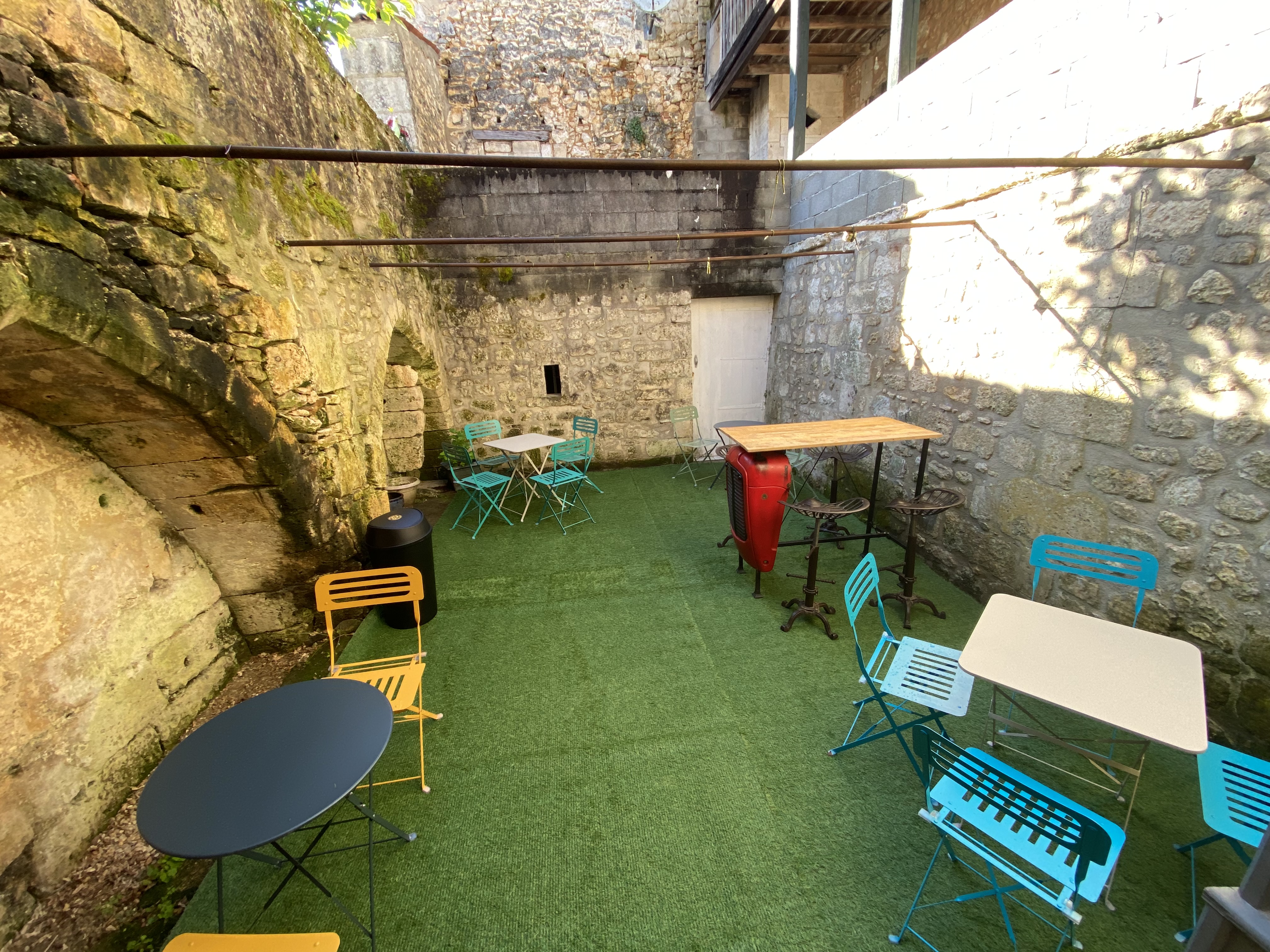 Cause problème de santé, vends fonds de commerce actuellement exploité en sandwicherie, snacking, pizza, le tout principalement en vente à emporter. Cédable rapidement.

Possibilité de changement d’activité de bouche comme Friterie, Kebab, Fast Food…. 

Clientèle fidèle d’habitués en progression constante, qui se cumule au fort passage touristique dans la région tout au long de l’année.

Idéalement situé sur la rue principale de Brantôme et à 2 pas des parkings publics. 

La cuisine est entièrement équipée et fonctionnelle de suite, grâce aux derniers achats de matériel, aucun investissement nécessaire à prévoir. 

Ce commerce bénéficie d’une terrasse privative au calme dans la ruelle adjacente. 

Idéal pour un couple avec la possibilité d'augmenter le CA car actuellement ouvert uniquement la semaine (midi et soir) et en journée continue le week-end. 

Loyer mensuel TTC pour le local de 500€ et en option 100€ pour la terrasse. 
Ne manquez pas l’opportunité d’acquérir un établissement prêt à fonctionner, au cœur de la Venise du Périgord. 

Contactez-nous pour plus d’informations.