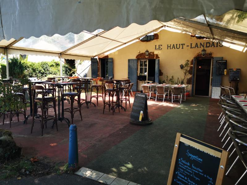 Le Gascon, Allée de la Verrerie, 40410 Moustey, France

À vendre 2 restaurants face à face 

Situés dans un petit village des Landes à Moustey à la sortie de l'autoroute A63. À 45 min de Bordeaux, 45 min du bassin et 45 min de biscarosse. 

LE GASCON:
Bar et restaurant tout équipé avec également une chambre de maturation et un four à pizzas. Il a une capacité de 40 couverts à l'intérieur et 30 à l'extérieur.

LE HAUT-LANDAIS :
Restaurant possédant un logement au dessus , 3 chambres et 1 bureau. 
Il a une capacité de 25 à 30 à l'intérieur et 60 à l'extérieur avec une belle terrasse ombragée. 

Les 2 restaurants détiennent la Licence 4. Il y a une clientèle fidèle et touristique (l'été et les vacances). Affaires tenues depuis 8ans, Affaires saines et viables.

L'été nous organisons des concerts régulièrement. 

Le Gascon est ouvert de Septembre à mi juin et le Haut-Landais de mi juin à mi Septembre. Nous sommes donc ouvert à l'année .

Prix des deux restaurants 240 000.
Pour toutes visites ainsi que pour Les bilans une preuve de solvabilité sera demandée. 

Si vous désirez nous contacter veuillez apeller au dehors des horaires de services.