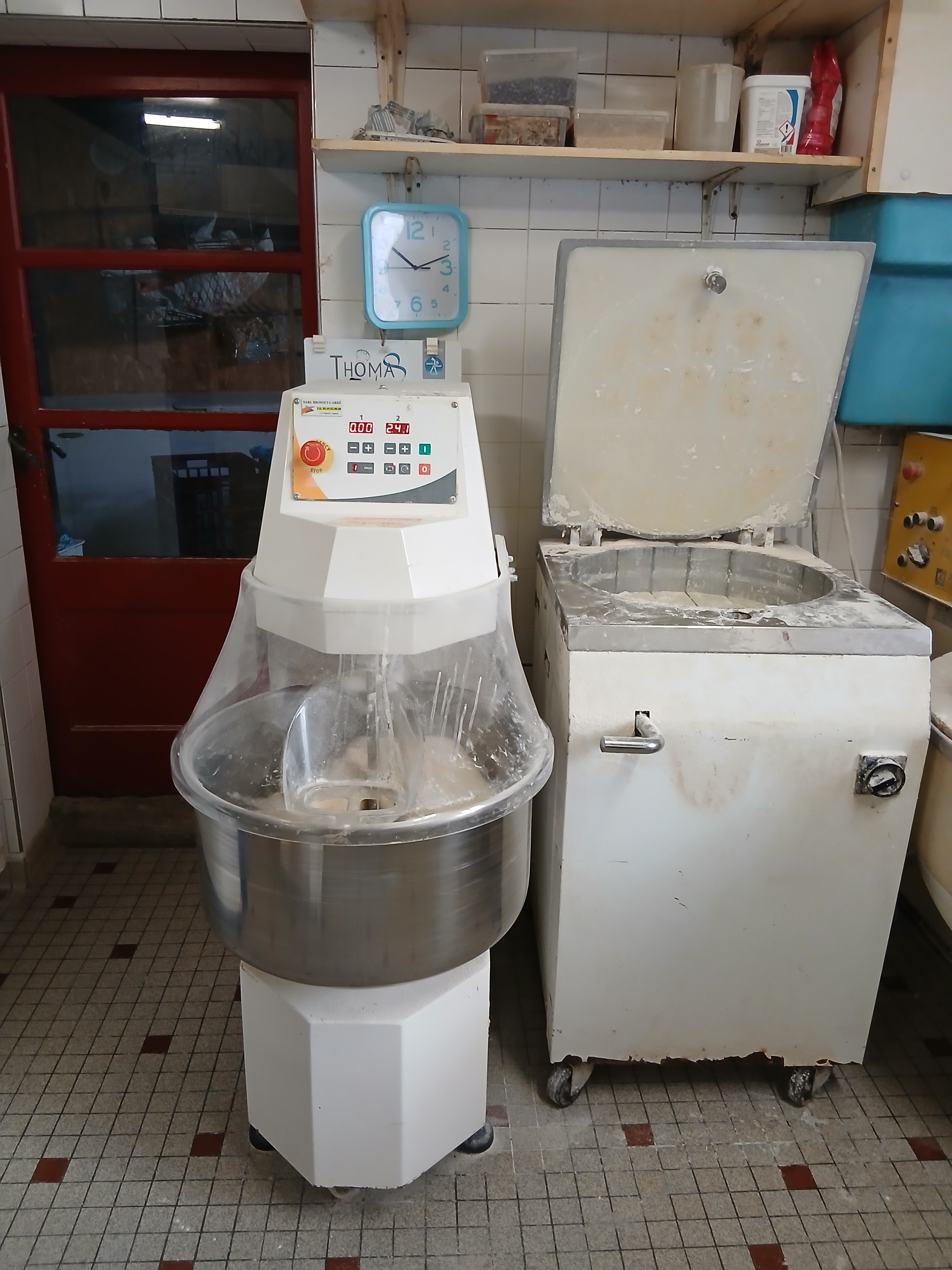 Vente boulangerie pâtisserie dans commune de 1200 habitants sur l'axe Nantes Cholet.
Four électrique Fringand (2018, 33Kw ).
Matériels entrenus.
Espace professionnel, fournil, réserves, magasin : environ 120m2.
Appartement : 3 chambres, salle de bains, cuisine, séjour :100 M2.
Garage.
École primaire, bar, superette, coiffeuses, artisans.
Bourg dynamique.
A venir découvrir .
Vente murs et fonds cause retraite.
