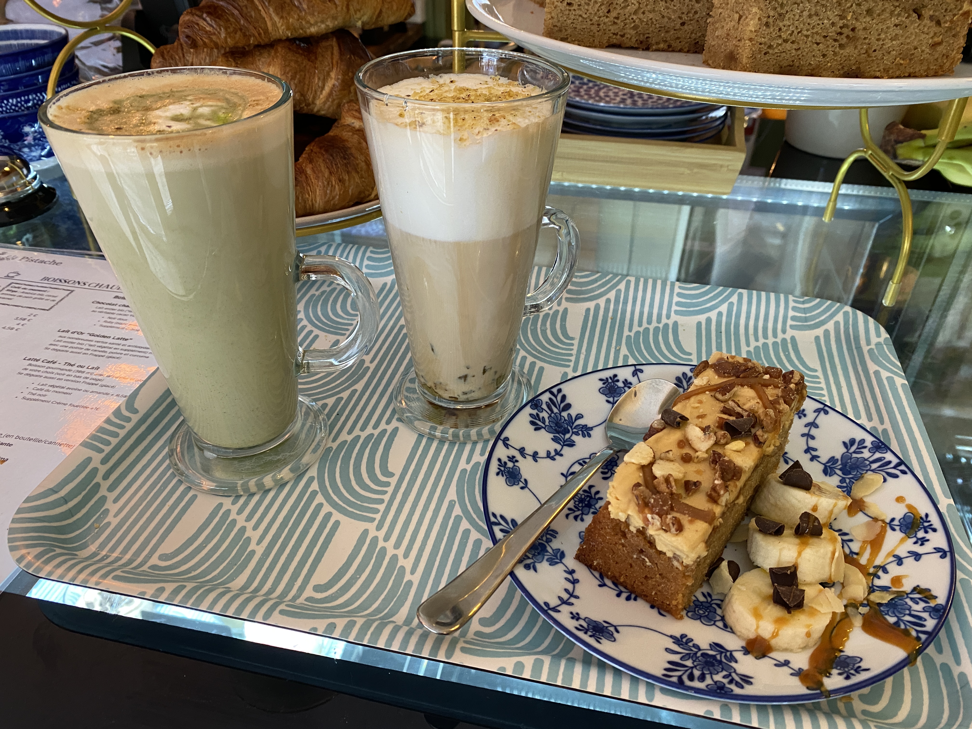 Joli café-restaurant en centre-ville de Falaise, Calvados 14, cherche son/ ses repreneurs.
Actuellement gérée par une seule personne + 1 salarié; le gérant doit arrêter l’activité pour raisons de santé. C’est une affaire à développer car le coffee-shop reste à fort potentiel.

Activité de journée pour le moment, avec un CA de plus de 200k€; restauration le midi. 
6 semaines de fermeture par an. 30 couverts et 15 en terrasse. Local d'environ 100m2.

Entre campagne et ville, la commune de Falaise reste dynamique avec de nombreux commerces, écoles, lycées… 
Profil souhaité: personne ou couple souhaitant s’engager dans un projet de vie.
Si vous souhaitez vivre de votre passion pour la restauration, apporter votre touche et votre fibre, cette offre est faite pour vous!

Installation qui peut être facilitée grâce à nos partenaires et clients. 
Contactez-nous !

Fonds de commerce à 130 k€ + enveloppe matériels divers à négocier.