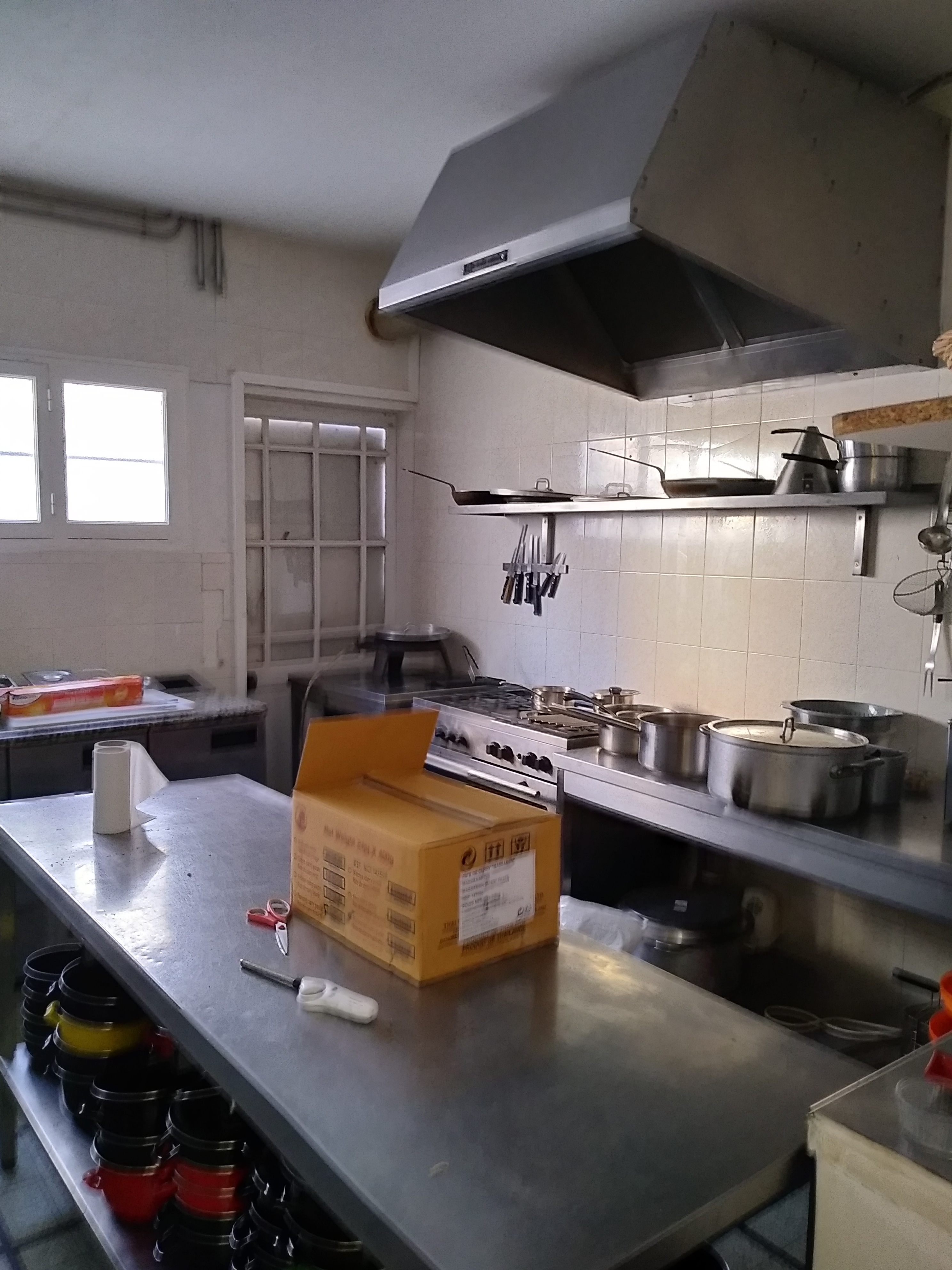 Location saisonnière du 01/04 au 31/09/2026 – Bar licence 4 Restaurant sur la Côte Landaise  idéalement situé dans le cœur du village, environnement dynamique et très fréquenté en période estivale.
L’établissement bénéficie d’un emplacement privilégié, à proximité du marché avec un fort passage touristique.
Il dispose d’une salle intérieure conviviale, d’une terrasse appréciée en saison, d’un bar entièrement équipé ainsi que d’une cuisine fonctionnelle et opérationnelle.
Le lieu est parfaitement adapté à une activité de restauration traditionnelle, tapas, bar à ambiance ou restauration rapide de qualité.
Clientèle locale et touristique fidèle, fort potentiel de chiffre d’affaires sur la période estivale.
Possibilité de loger sur place.
Le loyer s'entend H.T mais comprend l'eau et l'électricité 
👉 Points forts :
Emplacement recherché sur la côte landaise
Établissement clé en main
Terrasses dont une couverte (150 places)
Cuisine équipée
Fort potentiel saisonnier
Idéal pour professionnels de la restauration (permis d'exploitation à jour) souhaitant exploiter un établissement dans un cadre attractif et animé.

📩 Renseignements et visites sur demande.