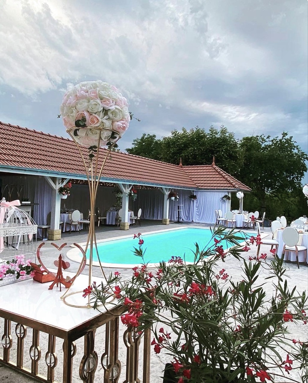 🏰 À VENDRE — Fonds de commerce · Domaine / Gîte de Groupe/ auberge / Restauration 
Villers-sur-Port (Haute-Saône, 70) — 10 minutes de Vesoul

📍 Localisation idéale au cœur de l’Est de la France
Implanté à Villers-sur-Port, à seulement 10 minutes de Vesoul, ce domaine de prestige bénéficie d’une situation géographique exceptionnelle, au carrefour de plusieurs grandes régions et à portée des frontières européennes.
Distances depuis le site :
	•	🏙️ Vesoul — 10 min
	•	🏙️ Besançon — 59 km
	•	🌿 Épinal — 88 km
	•	🏔️ Belfort / Montbéliard — 50–52 km
	•	🇨🇭 Bâle (Suisse) — 152 km
	•	🇨🇭 Lausanne — 128 km
	•	🇩🇪 Freiburg-en-Brisgau (Allemagne) — 133 km
	•	🇫🇷 Mulhouse — 89 km
	•	🇫🇷 Strasbourg / Alsace — 227 km
	•	🏙️ Dijon — 92 km

🏡 Le Domaine — Deux gîtes d’exception réunis
Ce domaine rare associe deux gîtes de caractère entièrement aménagés, dans un esprit décoratif épuré et élégant, pour une expérience haut de gamme sans compromis.

🏠 Gîte Principal — Le Manoir (300 m²)
Véritable manoir de prestige, entièrement équipé et décoré avec soin :
	•	🛏️ 9 chambres pour une capacité totale de 30 couchages
	•	🚿 6 salles d’eau + 6 WC
	•	🍽️ Très grande salle à manger & salon lumineux
	•	👨‍🍳 Cuisine intérieure entièrement équipée
	•	🌿 Décoration épurée et élégante, ambiance domaine de charme

🏠 Gîte Secondaire (attenant)
Idéal en complément du gîte ou en exploitation indépendante : (150 m²) environ 
	•	🛏️ 4 chambres
	•	🛋️ Grand séjour lumineux
	•	👨‍🍳 Cuisine professionnelle bien équipée, adaptée à la préparation de restauration pour la clientèle
	•	🚿 3 salles d’eau avec WC

🌳 Les Espaces Extérieurs — Un Art de Vivre en Plein Air
Le domaine offre des extérieurs pensés pour le confort, la convivialité et le prestige :
	•	🏊 Piscine chauffée privée, accessible depuis les deux terrasses
	•	🛁 Jacuzzi & Sauna — espace détente et bien-être
	•	🍖 Cuisine extérieure entièrement équipée avec barbecue intégré
	•	🌿 Pergola couverte (toit en tuiles) — espace de réception en plein air avec grandes tablées, à l’abri des intempéries
	•	🌳 Parc arboré de 5 000 m² — végétation mature, calme absolu, cadre naturel d’exception
	•	🔒 Portail sécurisé — accès privatif et discret pour toute la clientèle
L’ensemble des terrasses des deux gîtes, combinées au parc, crée un espace extérieur exceptionnel parfaitement adapté aux mariages, séminaires, retraites et événements privés.

💼 Opportunité d’Investissement
Ce fonds de commerce représente une opportunité rare dans le secteur de l’hébergement touristique haut de gamme, avec une clientèle potentielle élargie à toute l’Europe grâce à sa position stratégique (France, Suisse, Allemagne, Alsace, Vosges).
✔️ Deux gîtes exploitables simultanément ou séparément
✔️ Capacité événementielle jusqu’à 30 personnes en hébergement d’un gîte 
✔️ Équipements intérieurs et extérieurs haut de gamme
✔️ Décoration épurée et élégante — prêt à exploiter
✔️ Parc clos et sécurisé de 5 000 m²
Loyer des murs 2500€ 

Pour plus d’informations et photos : www.bienvenuealacampagne.fr