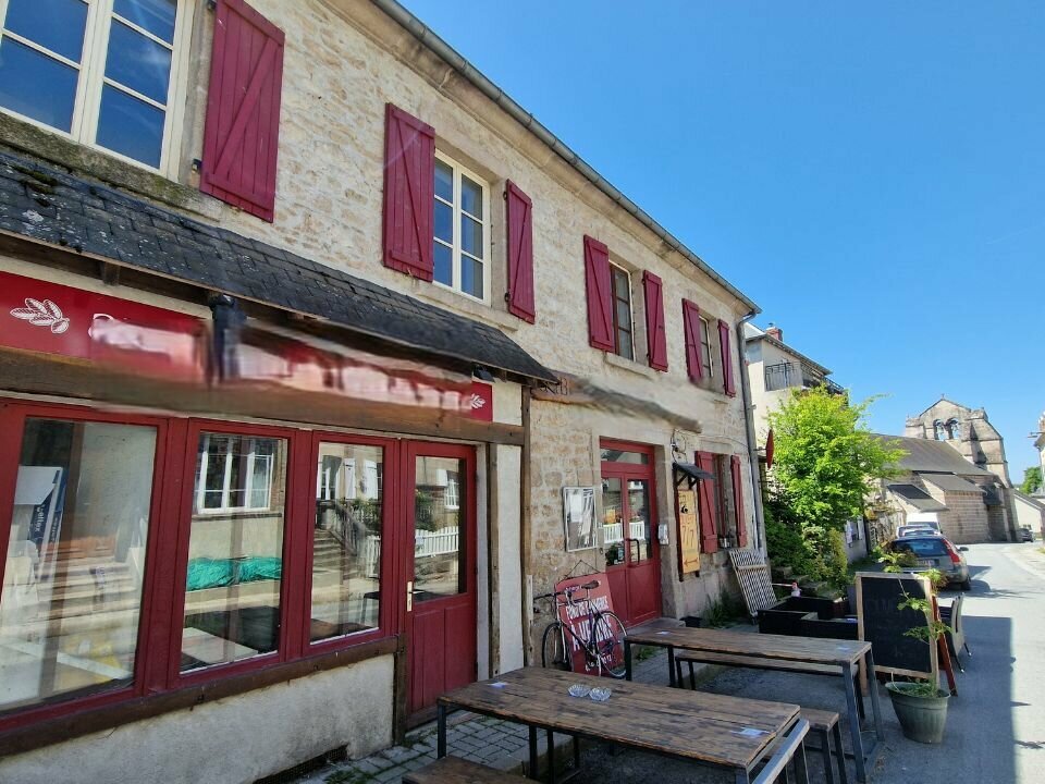 A 1h de Limoges, véritable lieu de vie dans le centre-bourg, de nombreux habitants s'y côtoient ainsi que les résidents secondaires.

Situé dans le centre-bourg avec tous les commerces de proximité et services (médecins, crèche, écoles), marché hebdomadaire, vie culturelle et sociale dense grâce à de nombreuses associations.
Du fait de sa proximité avec le lac de Vassivière, l'établissement peut compter sur un flux touristique important.

Ce commerce de proximité propose une restauration de type ouvrière et bistronomique en période estivale et accueille de façon régulière des repas de groupes. Potentiel de développement avec des activités complémentaires (FDJ, traiteur...) 1 bar avec comptoir, espace de vente de tabac. Cuisine équipée, salle de restaurant de 50 couverts, 1 terrasse agréable et ensoleillée à l'arrière du bâtiment permettant de doubler la capacité d'accueil. Parking à proximité, Licence IV, situé sur un axe passager.

CA> 350 000
Logement à l'étage

Fonds de commerce : 195 000€
Location du local commercial + logement : 500€