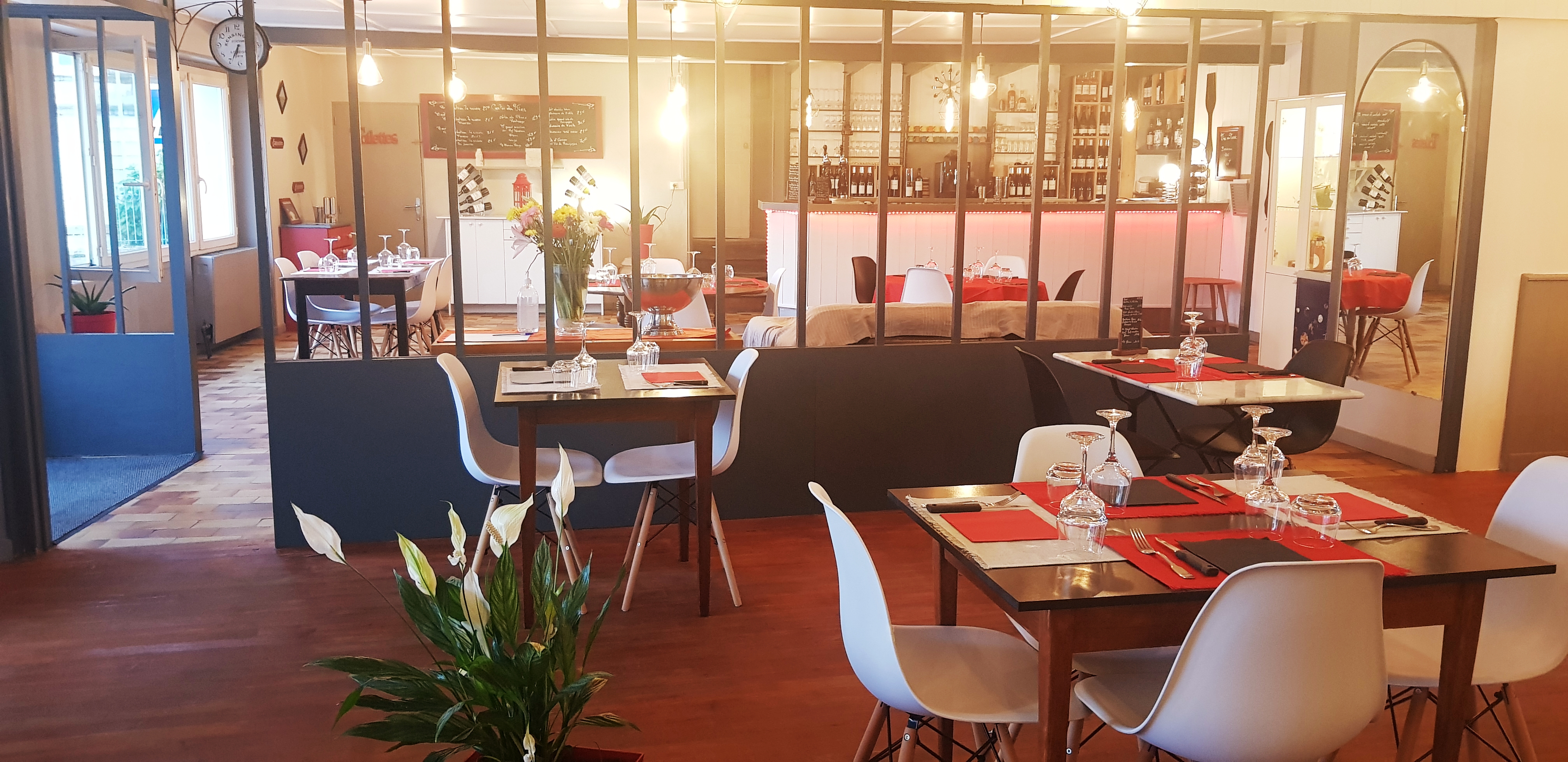 mur et fond restaurant . seul dans village de 1200 habitants.  depuis 1990
clientèle  régulière.