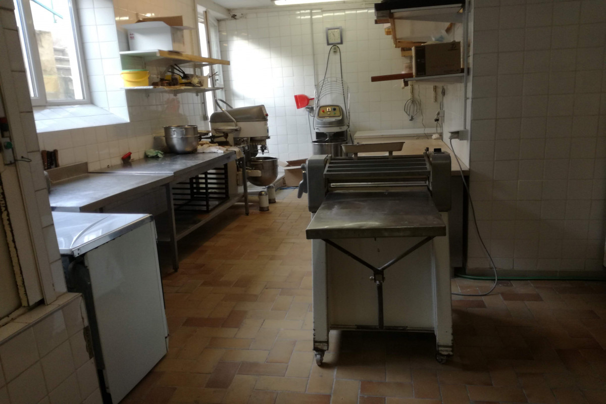 Cause nouveau projet
Vends fonds de commerce boulangerie pâtisserie 
Sud Ardèche proche N7 et A7
A 5 minutes de Montélimar
Loyer 620?/mois bail 3,6,9 signé en 2019(labo+magasin+logement)
CA +/- 160 000?