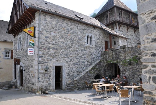 Bar + Epicerie +2 gîtes randonneurs (15 + 6)