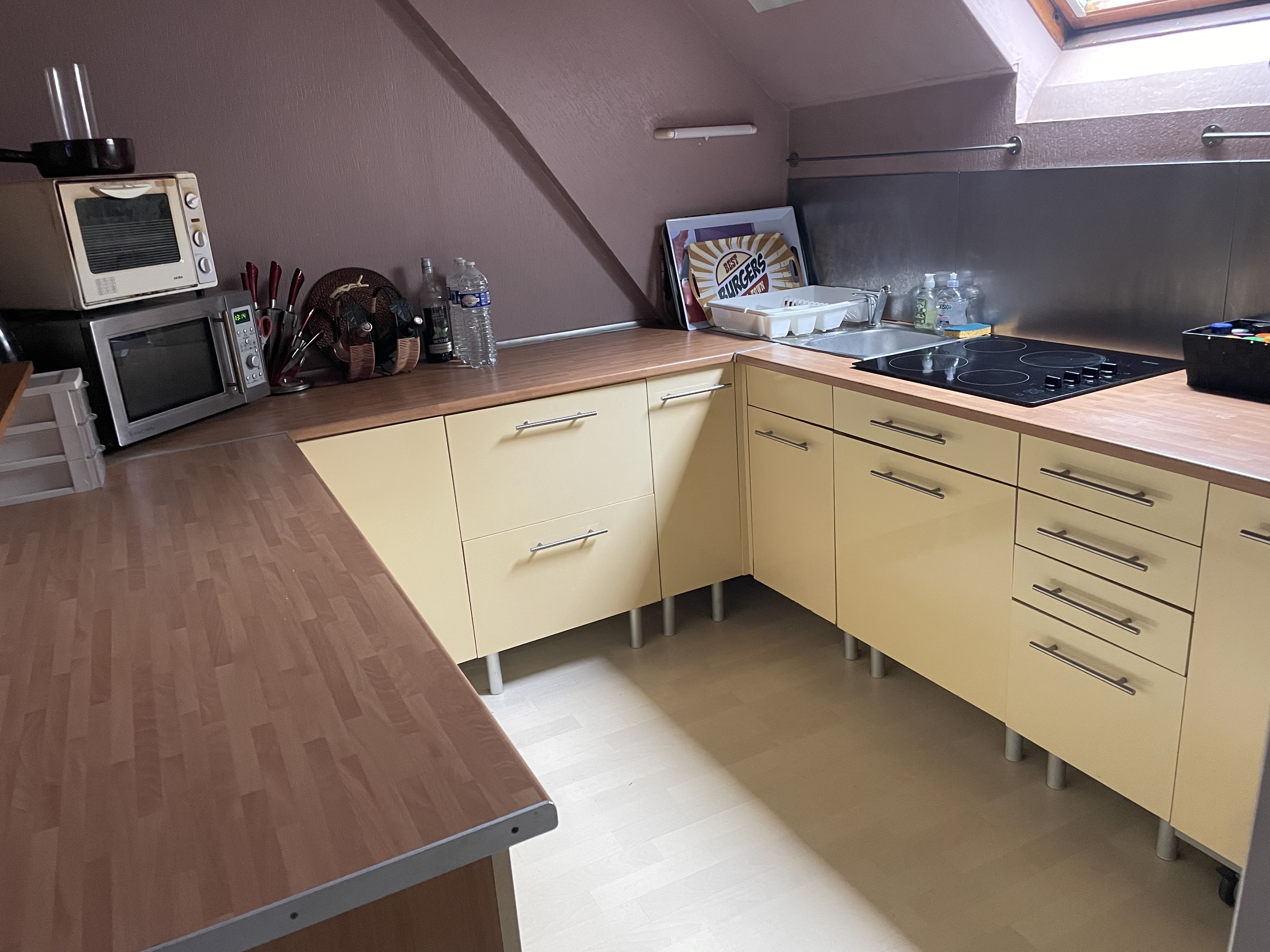 Vends fonds de commerce + mur Bar Tabac FDJ petite restauration + Appartement
Affaire dans le village thermal de St Honoré Les Bains dans la Nièvre, situé sans concurrence directe dans un rayon de 15 kms.
Clientèle locale et saisonnière. Cadre de vie paisible à 50 kms du lac des Settons.

 Le commerce : 97 m2 avec salle de restaurant, salle bar, salle jeux, réserve, cuisine, terrasse situé plein sud  50 places assises. Stationnement facile.
Affaire à développer. Le repreneur pourra proposer et renforcer la diversification.

L'appartement : 98 m2 se situant a l'étage. Salon de 36 m2 - 3 chambres 12,81m2, 11,87 m2, 11 m2. Salle de bain de 8,14 m2,  buanderie. Cuisine