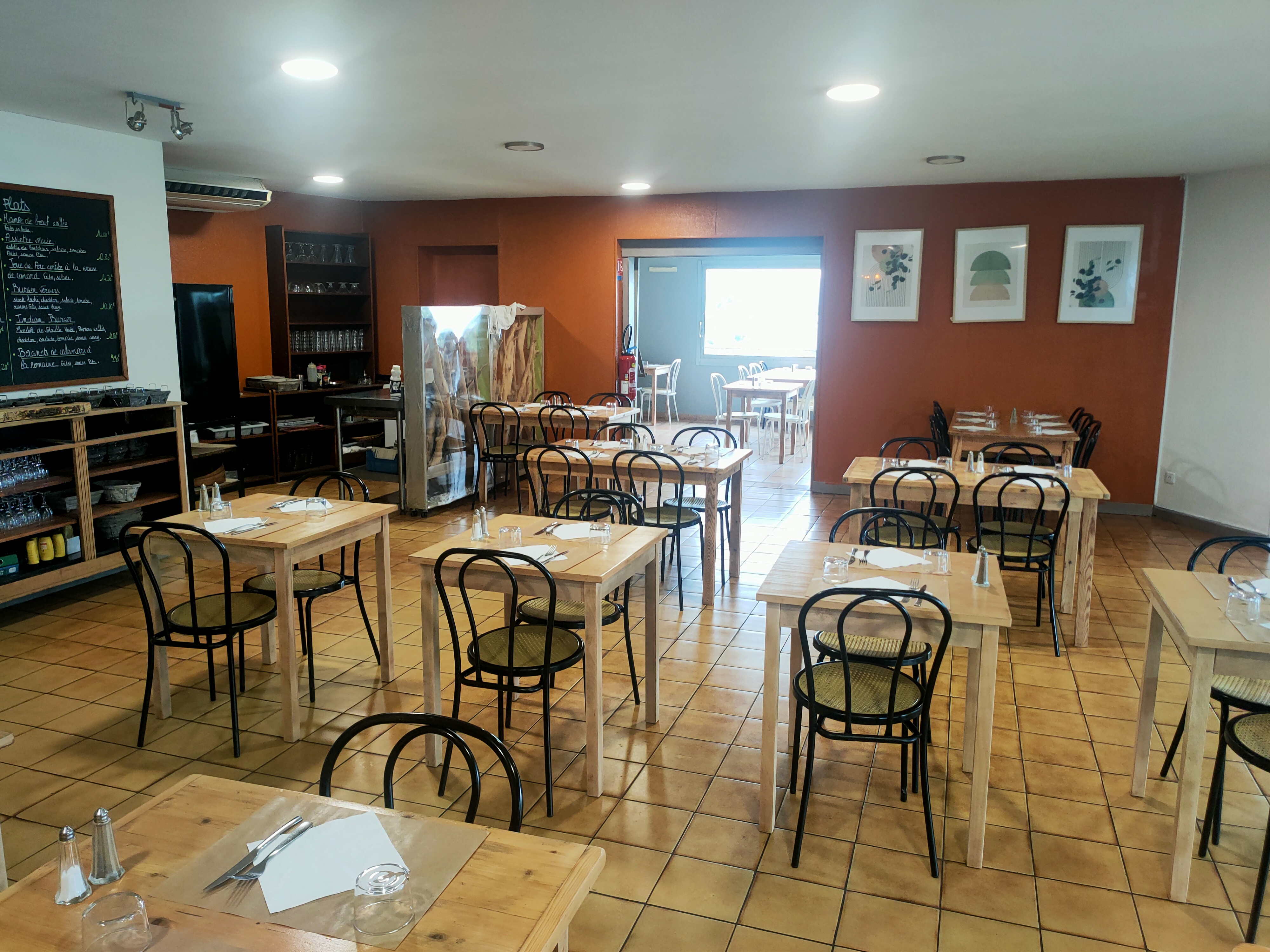 Situé au portes d'Agen, sur place commerçante, bar restaurant licence IV.
- Axe très passant
- Parking
- terrasse 40 couverts mais possibilité de faire plus
- 80 places à l'intérieur mais possibilité d'en rajouter 
- pas de concurrence 
- normes PMR
- possède déjà une clientèle d'habitués 
- zone d'activités industrielles à proximité en pleine expansion 
- sortie d'autoroute proche
-  service uniquement le midi du lundi au vendredi 
- fermetures annuelles : 3 semaines en août et entre Noël et jour de l'an, jours fériés 
- en cuisine : piano 4 feux + plaque coup de feu, Grand grill, friteuse 20 litres, 2 armoires négatives, une double armoire positive, machine sous vide, lave vaisselle, frigo 3 portes sous plan de travail, Éplucheuse à PDT...
- office dessert avec frigo, plan de travail, congélateur à glaces
- buanderie avec lave linge et sèche linge 

Fort potentiel pour développer davantage la clientèle 
Premier contact via messagerie