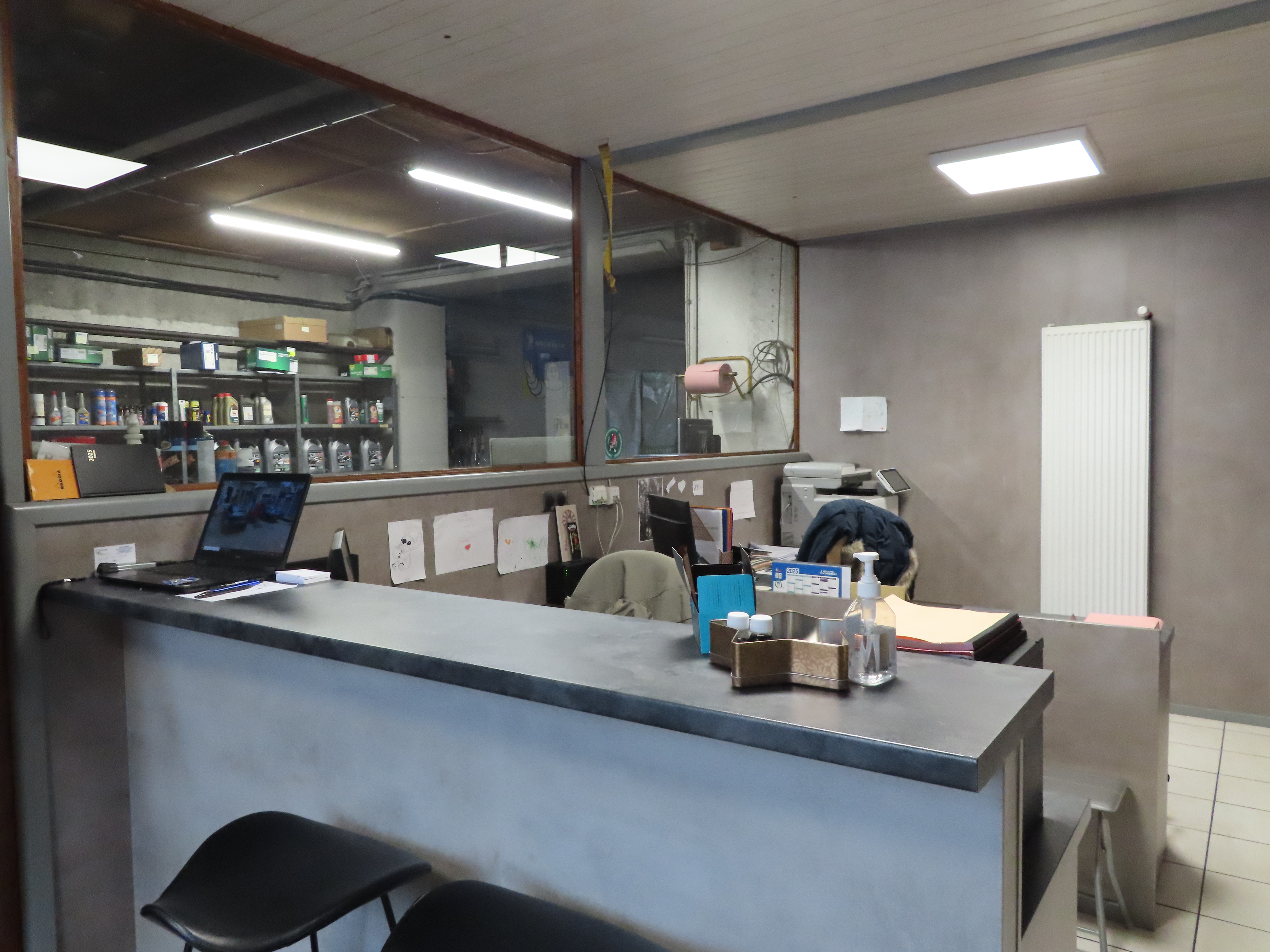 A reprendre, activité de garage automobile avec station-service, entretien, réparation toutes marques,  implanté au cœur d’un village étape de l’autoroute A.75 reliant Clermont-Ferrand à Montpellier.
Le garage est composé de deux ateliers de mécanique (environ 100 m² chacun), d’un espace bureaux, d’une réserve (44 m²) et d’une cour équipée d’un automate (deux pompes, trois pistolets)  24h/24 CB et cartes privatives. 
Matériel en bon état de fonctionnement. 
Clientèle de particuliers, entreprises et collectivités. 
Équipe de 2 salariés. Chiffre d’affaire en progression constante.
 
Logement à l’étage (T3).