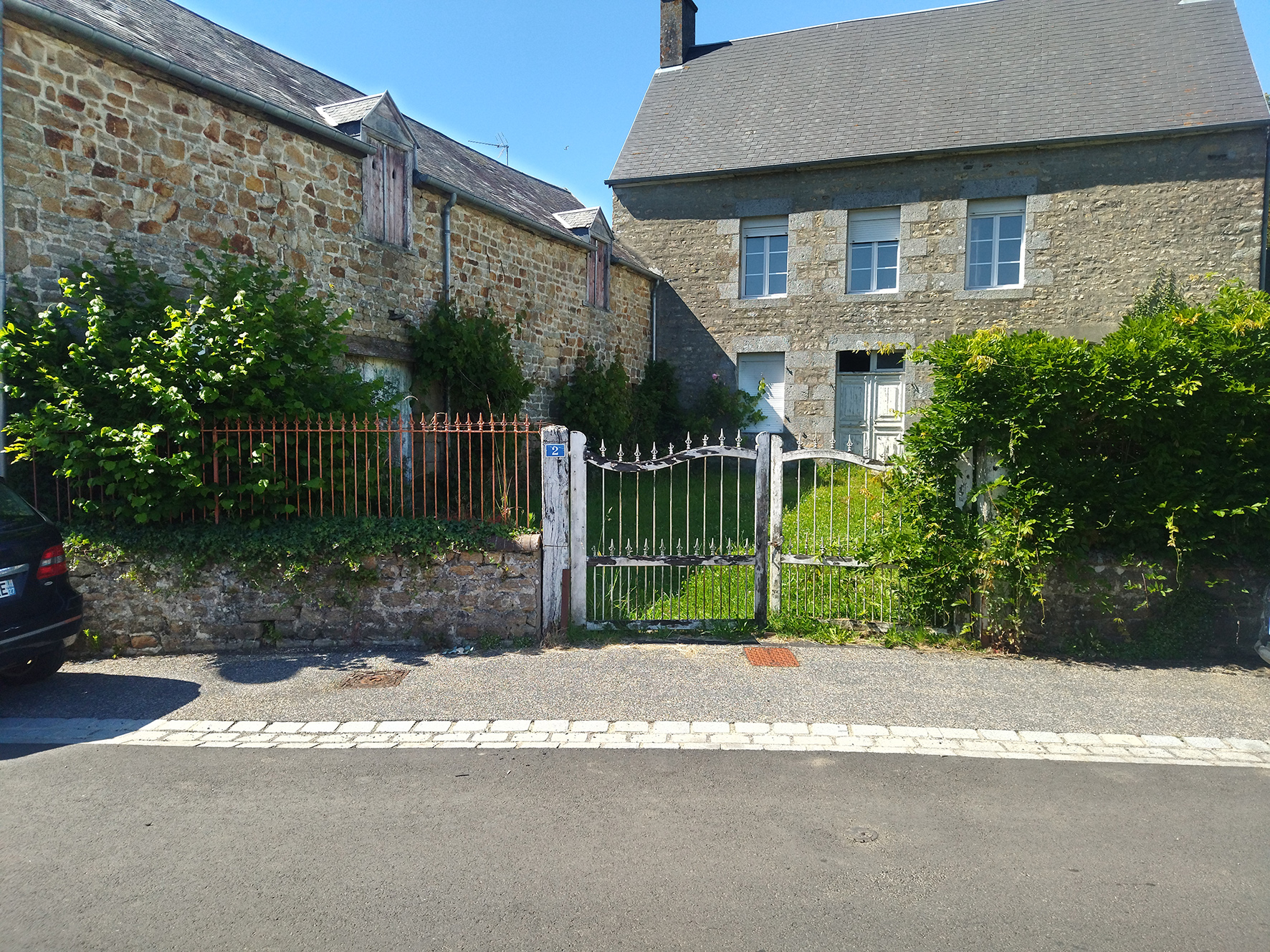 Il s’agit d’un projet porté par toute l’équipe municipale et accompagné par la Chambre de Métiers et de l’Artisanat : relancer une activité de boulangerie dans une maison de caractère ayant connu il y a plusieurs décennies une activité de fabrication de pain au feu de bois. Le bâtiment de type longère avec cour fermée est déjà acquis par la commune et le programme de réhabilitation lancé, logement compris.

Le projet de refaire du pain à La Lucerne a été plébiscité par la population locale.

Située entre Granville et Avranches, La Lucerne d’Outremer est une commune rurale de 872 habitants qui bénéfice d’un positionnement géographique idéal à 15 minutes d’une magnifique côte. Ce charmant village labellisé « Village Patrimoine » est engagé depuis plusieurs années dans une redynamisation du centre bourg qui a permis l’implantation d’un restaurant, d’un bar-tabac-épicerie, d’un salon de coiffure ainsi que d’un cabinet d’infirmiers et d’étiopathie.

Parmi les atouts de la commune : une école maternelle, un gîte communal pouvant héberger jusqu’à 18 personnes, un parc avec 2 châteaux accueillant des évènements (mariages, colloques …) et surtout, l’Abbaye de La Lucerne d’Outremer, classée Monument Historique qui accueille 22 000 visiteurs par an !


Le ou la candidate boulanger/ère devra, pour être retenu(e) par l’équipe municipale, présenter un projet innovant intégrant une gamme de prestations ou de produits que l’on ne trouvera pas forcément dans les boulangeries classiques alentour. L’investissement matériel sera à la charge du porteur de projet. Le choix et le mode de financement du four feront l’objet d’échanges avec la municipalité.

Le local a une superficie de 85 m2 dont 40 m2 dédiés à l’espace vente et à la fabrication ainsi qu’un jardin de 140 m2.

Le loyer sera d’un maximum de 700 € HT, hors charges. Ouverture prévue pour septembre 2026.

Le dossier de candidature est à compléter en ligne.

Pour toutes questions contacter la CMA Normandie, Laurent GODIN au 02 33 76 62 56 - 06 31 03 24 87 ou par mail lgodin@cma-normandie.fr.

 
Date limite de dépôt du dossier de candidature : 31/12/2025

La commune analysera l'ensemble des dossiers complets


Le porteur de projet retenu pourra bénéficier d’un accompagnement individuel de la CMA notamment dans le cadre du dispositif  « Ici je monte ma boîte » mis en place par la Région Normandie.

 
Si vous aimez partager votre amour des produits de qualité et créer des liens avec vos clients, n'hésitez pas à déposer votre candidature, c'est le moment de vous lancer dans cette belle aventure !