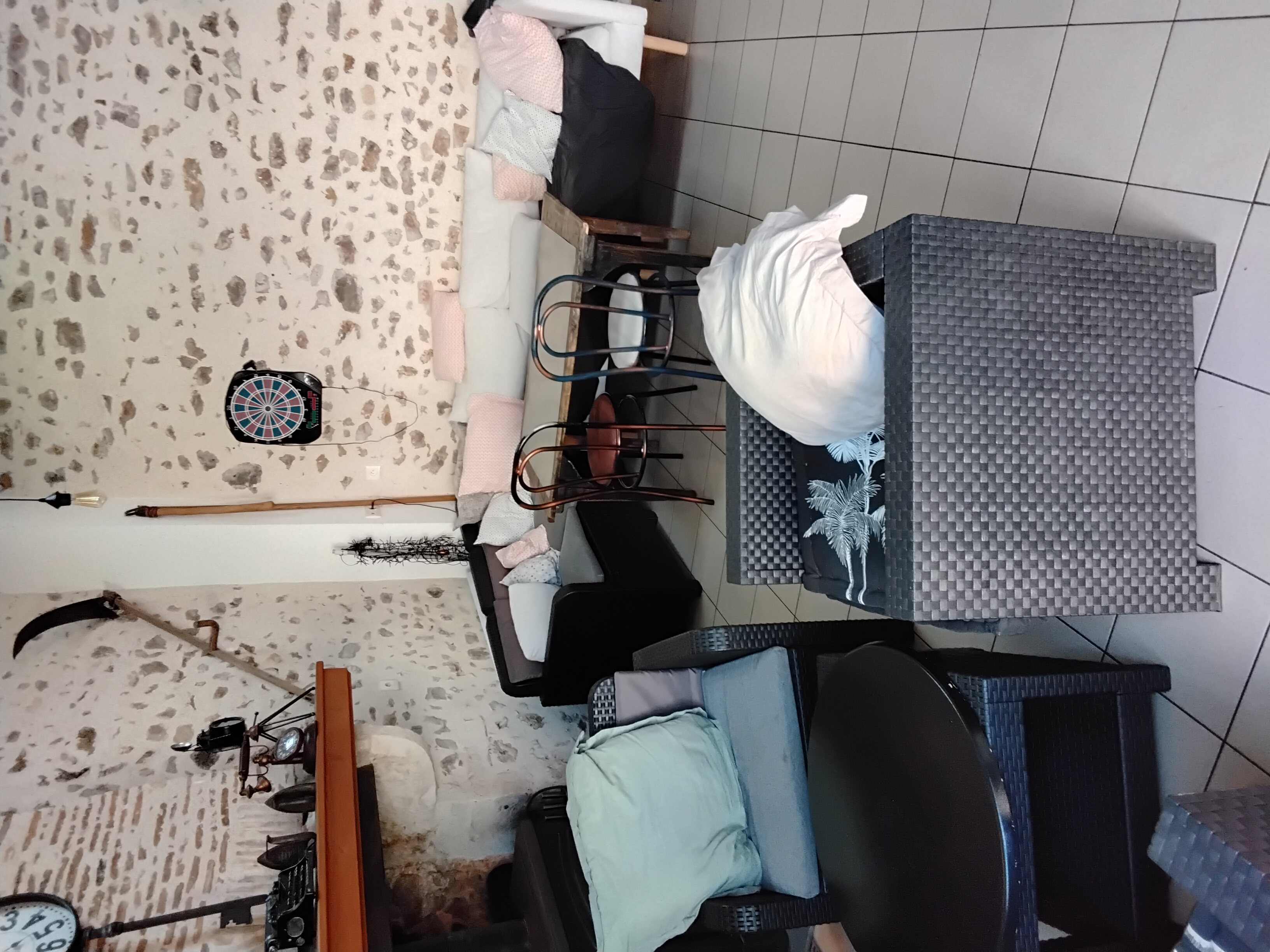 URGENT
A vendre cause retraite, un fonds de commerce bar-restaurant-multiservices situé dans le village de Millac (86) au bord de la Vienne, proche de 2 villes de 1200 habitants avec toutes commodités et à 1 heure de Poitiers, Angoulême et Limoges.
DESCRIPTIF : 
L’établissement a été complètement rénové en 2020. Vous pourrez donc vous installer dans un local parfaitement adapté. Celui-ci est composé d'une salle de restaurant de 40 m2, d'un bar 46m2(+ terrasse 15 places), et d'un espace épicerie de17 m2.
La cuisine a été créée en 2017 et du matériel neuf a été installé chaque année. L'espace avec la réserve fait 17m².
Il n'y a donc ni travaux ni investissement à prévoir.
Les murs appartiennent à la mairie avec un loyer très modique de 200 € par mois
Vous avez la possibilité de louer un appartement de 120m² en parfait état situé au-dessus du restaurant.
Le chiffre d’affaires reste stable avec une clientèle fidèle.
Le prix du fonds est fixé à 25000 EUROS.