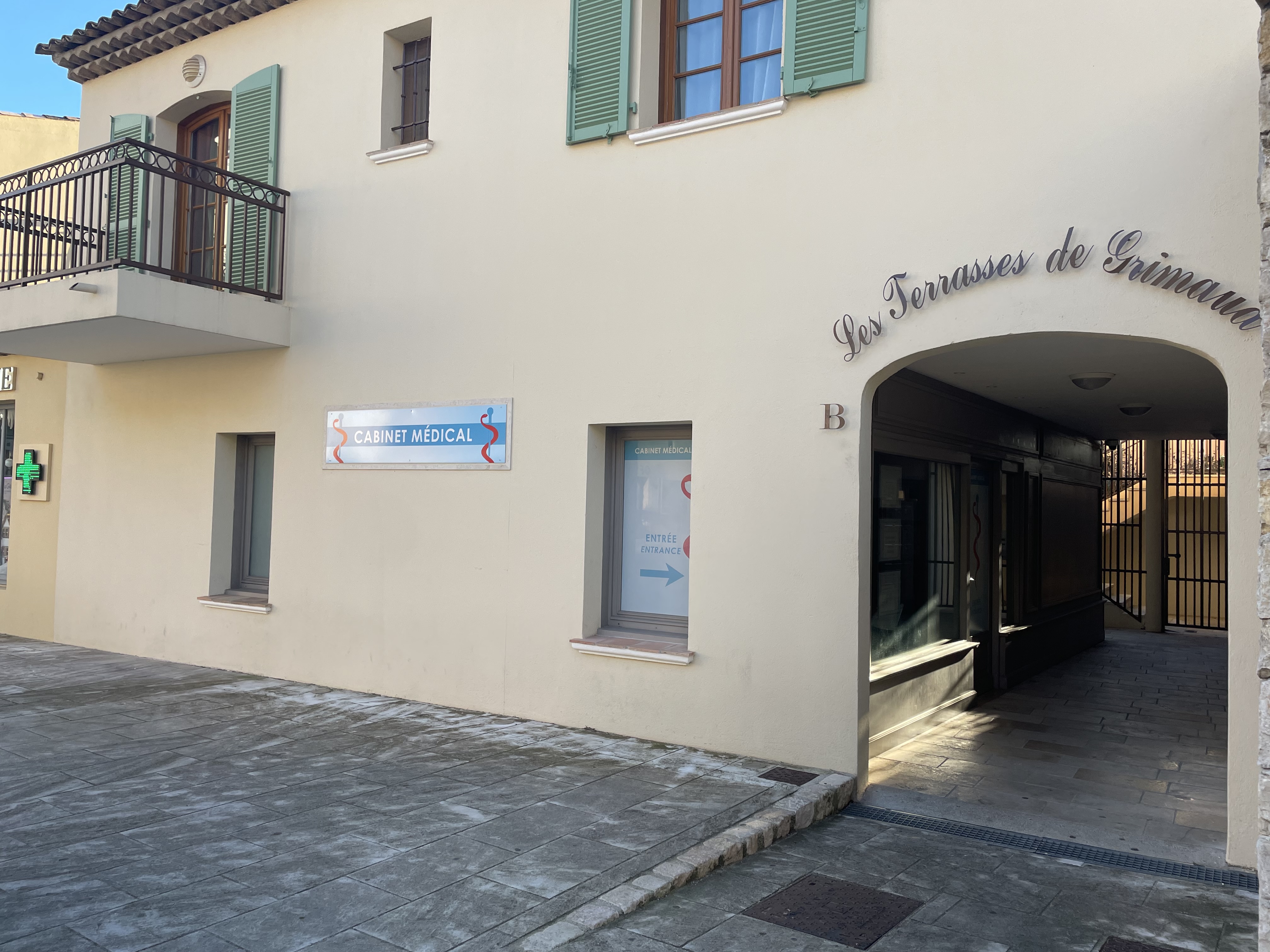 Au cœur du Golfe de Saint-Tropez, le village de Grimaud recherche un médecin généraliste en collaboration avec celui déjà en place, pour une cession de la totalité de l'activité par la suite, si souhaité.

Village animé, patientèle adorable et variée, tourisme ++ en saison estivale.

Maison de village 100m2 proposée en location par la Mairie. 
Loyer du cabinet médical 53m2: 700€ CC à diviser entre les deux praticiens.

Contacts: 
- Mme Ségolène Poupart (Titulaire de la pharmacie voisine) segolenepoupart@hotmail.fr
- Dr Italo Miccoli 
italomiccoli@sfr.fr
- Mairie de Grimaud 0494556919