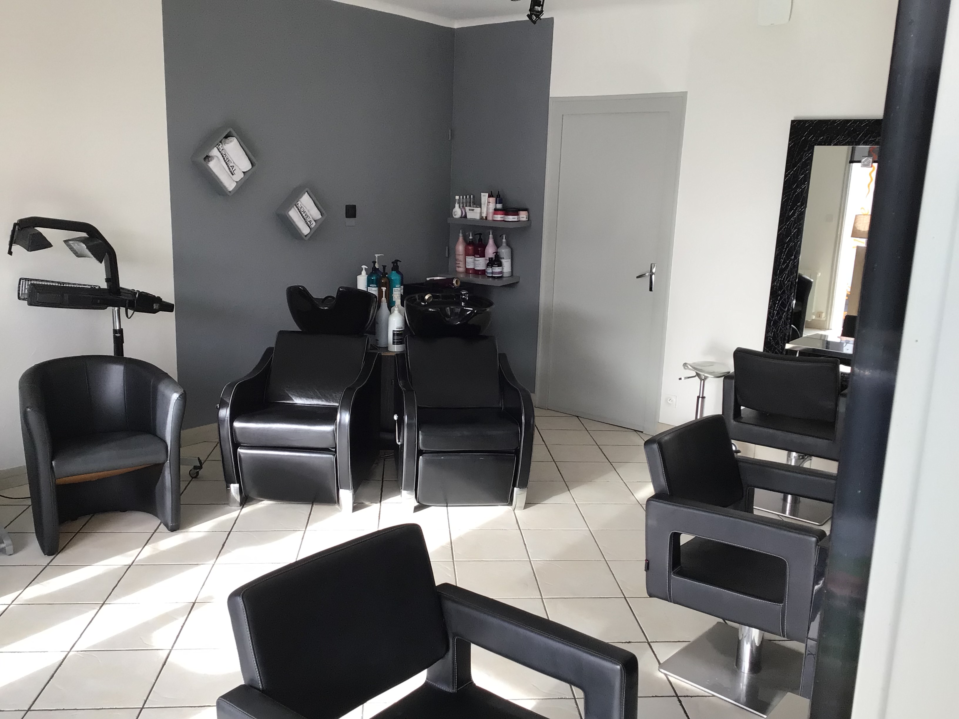 À vendre 
         Fond de commerce 
            Salon de coiffure 
Opportunité à saisir Salon de coiffure ouvert depuis 1993, bénéficiant d’une clientèle fidèle et régulière. Activité bien implantée avec fort potentiel de développement.

Le local de 51m2 se compose de :
3 postes de coiffage 
2 bacs de lavage
1 bureau 
1 réserve 

Prix de vente : 40000€ 

Pour plus d’informations, n’hésitez pas me contacter.